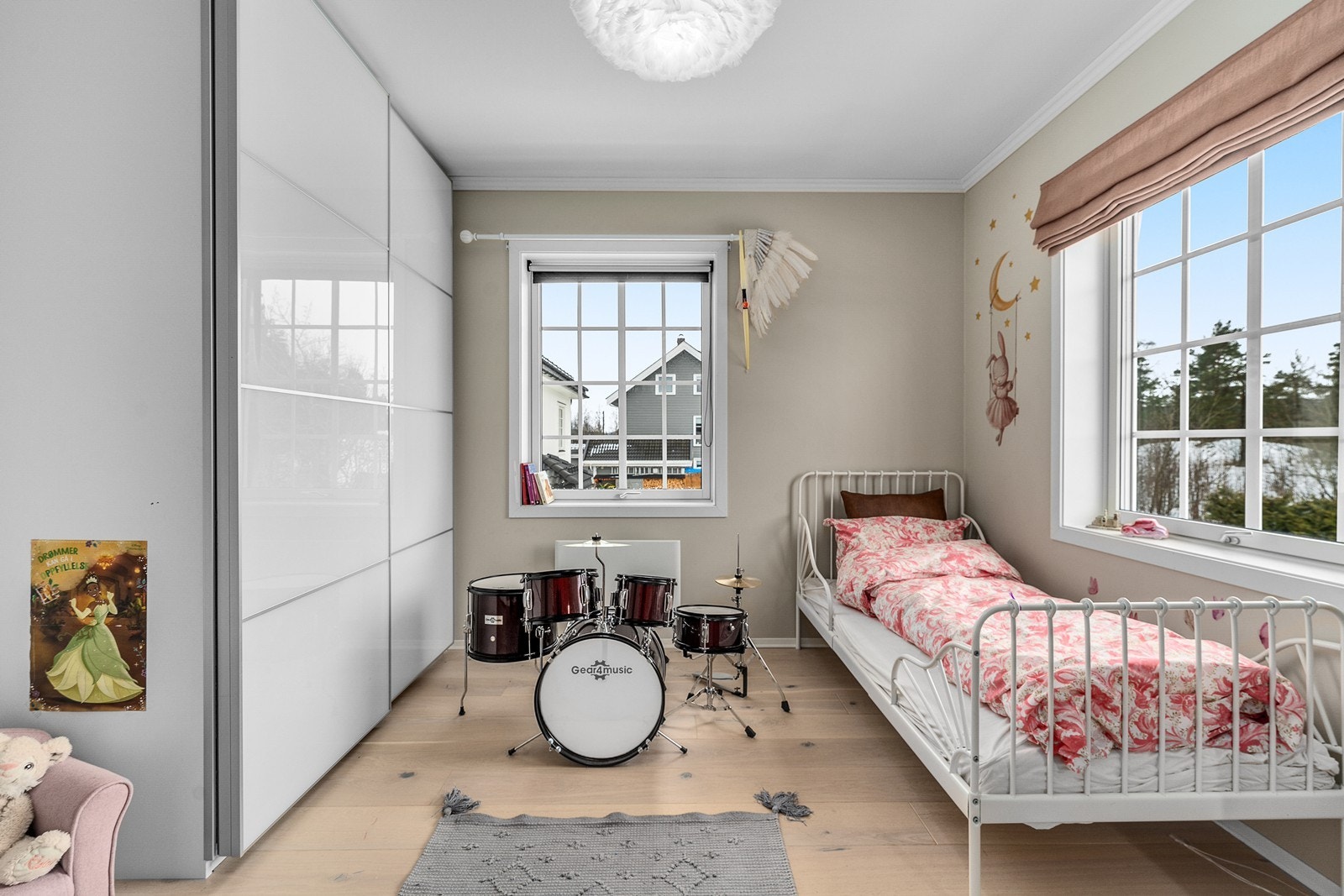 Soverom 3 har også god plass. Her er det i tillegg installert en praktisk skyvedørsgarderobe. Galleribilde