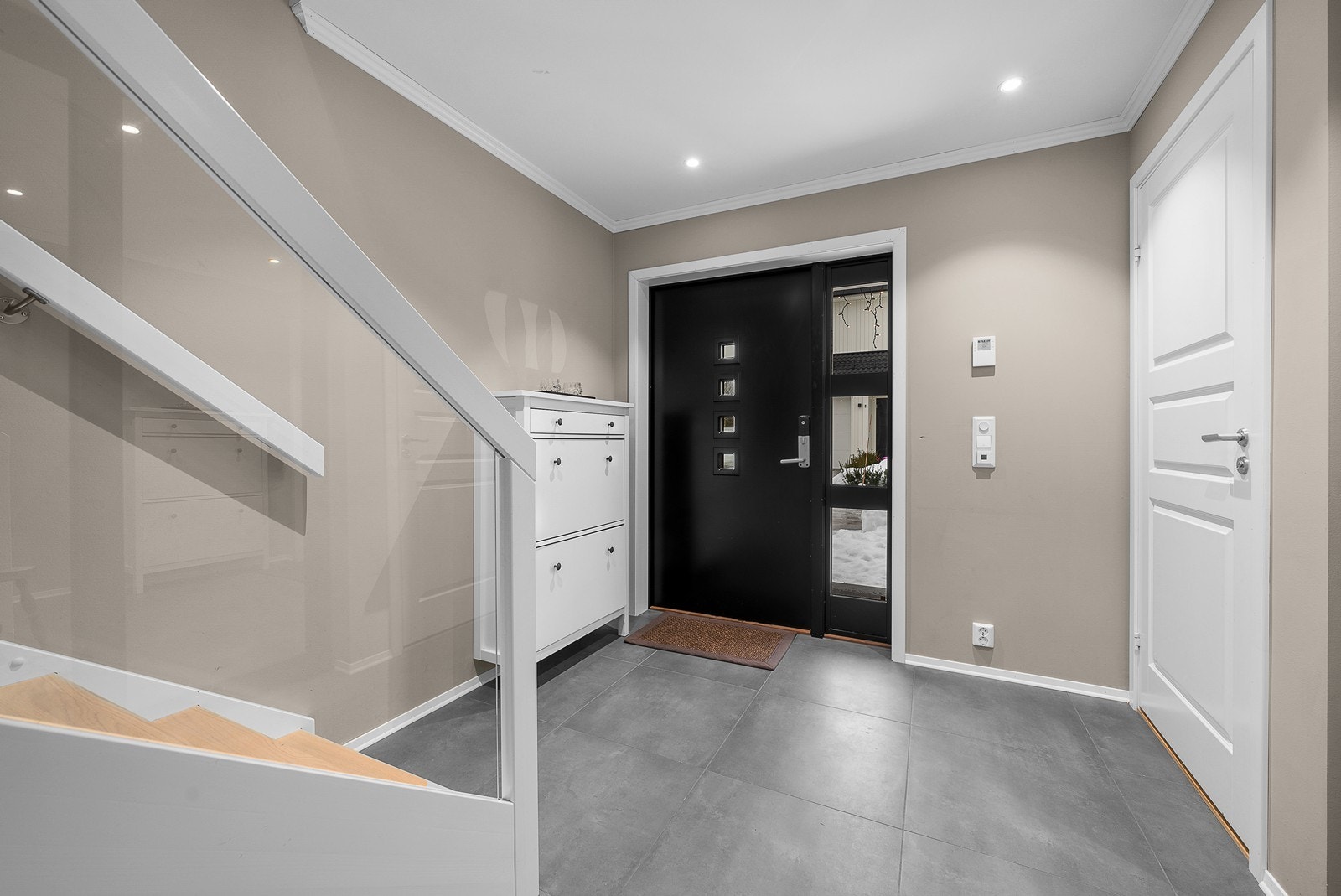 De lysmalte overflatene sammen med de lekre flisene på gulvet gir et godt førsteinntrykk. På vinterstid er det ekstra behagelig at det er lagt varmekabler. Galleribilde