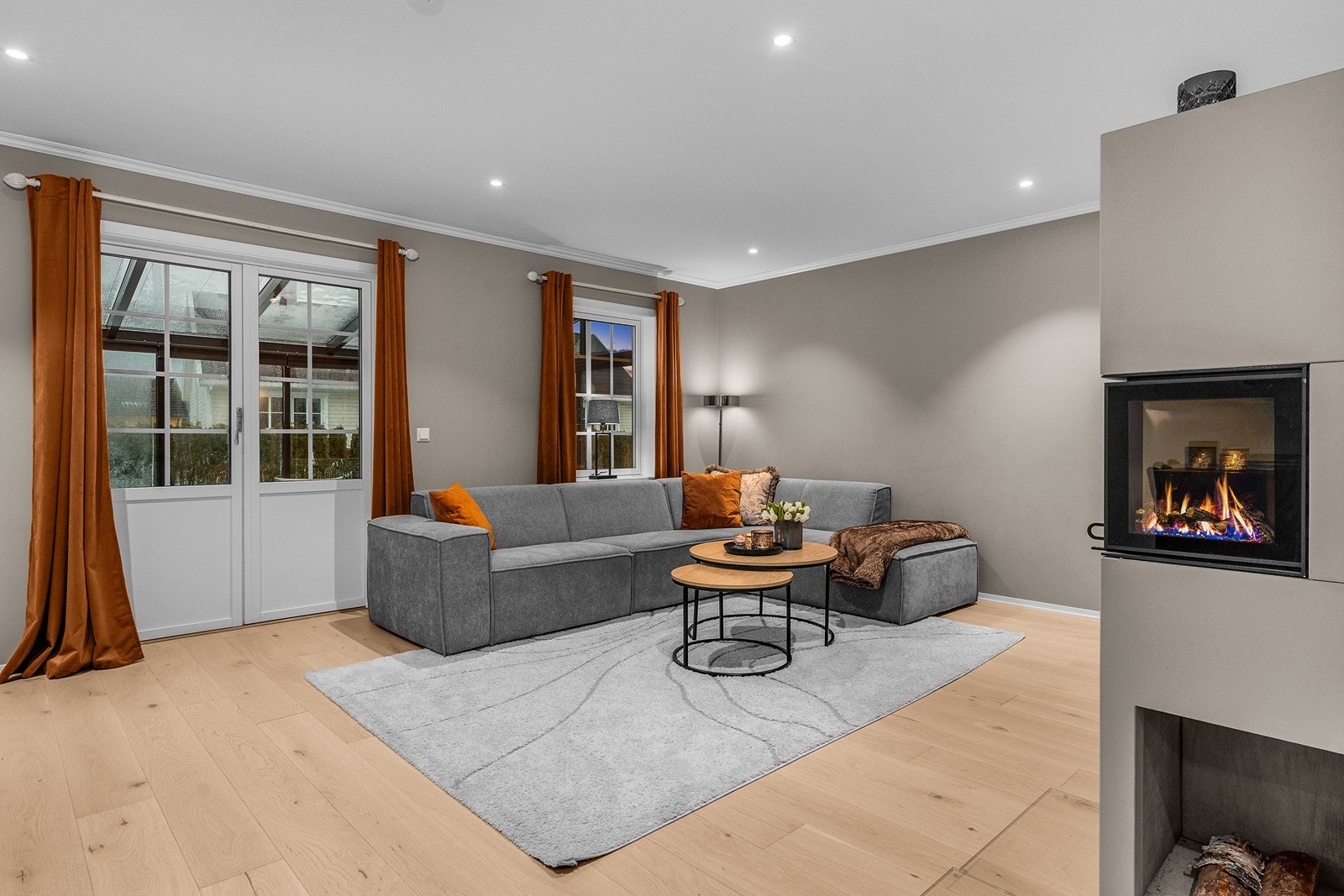 I stuen er det en lekker peisovn med glass på 2 sider Galleribilde