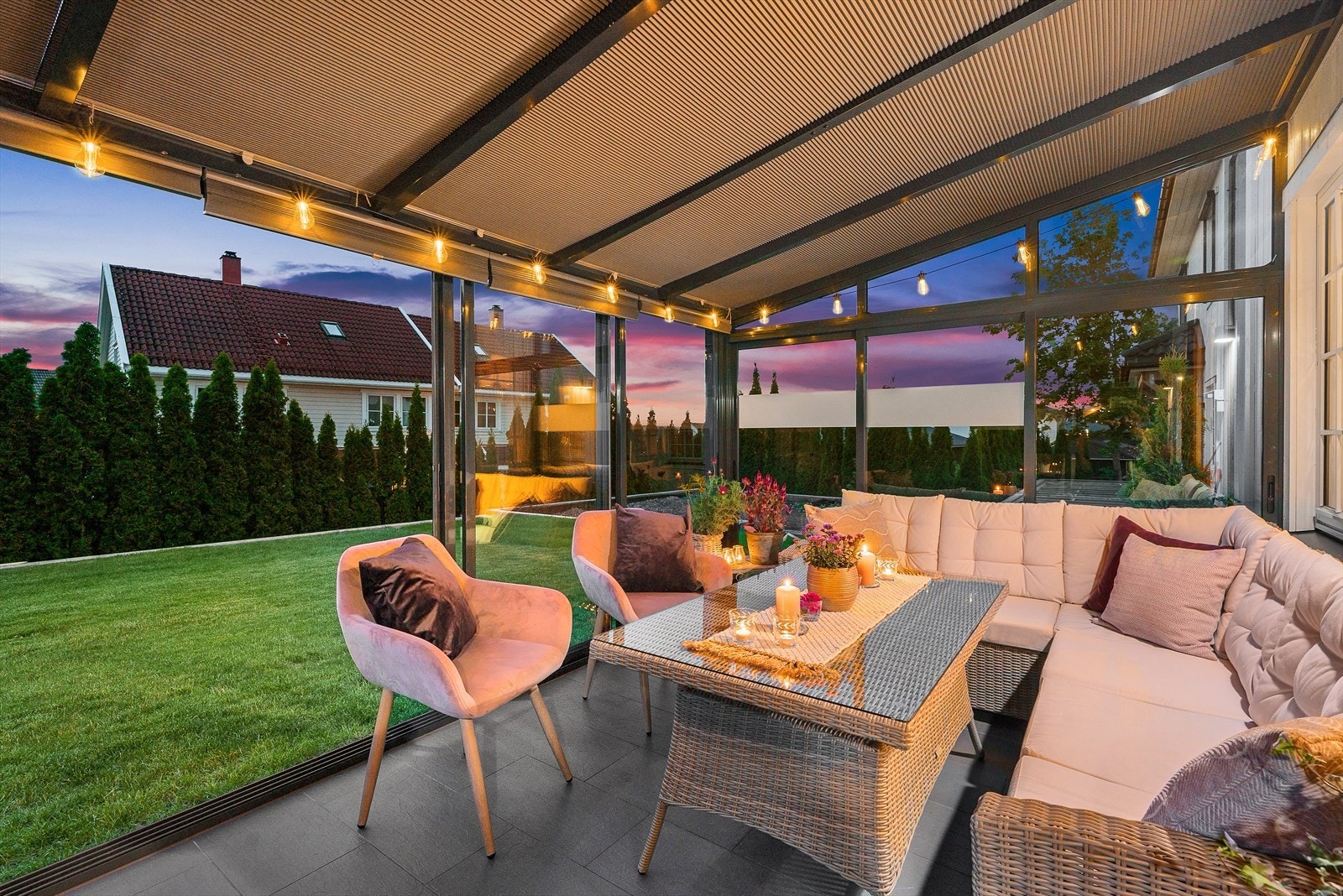 Dette er en lekker enebolig fra 2022 med mange gode kvaliteter. Fra stuen er det utgang til herlig vinterhage. Galleribilde