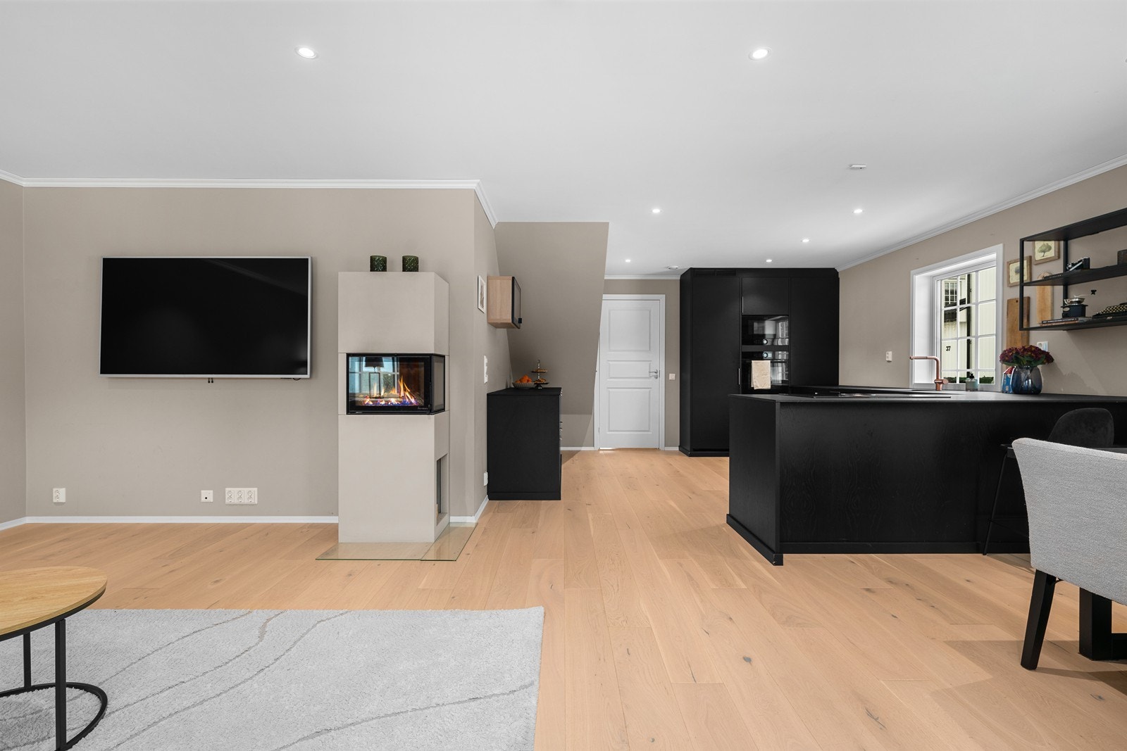 Boligen ble oppgradert fra standard leveranse fra utbygger med bl.a moderne farger på veggene og 1-stavs parkett. Galleribilde