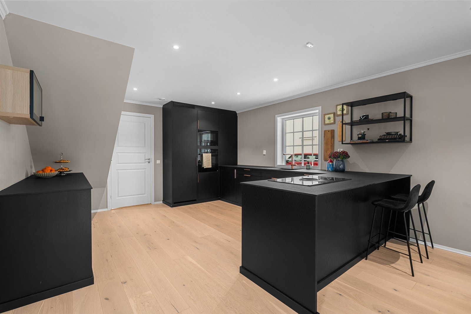 Kjøkkenet har rikelig med både skap og benkeplass og det er kort vei mellom arbeidsstasjonene. Galleribilde