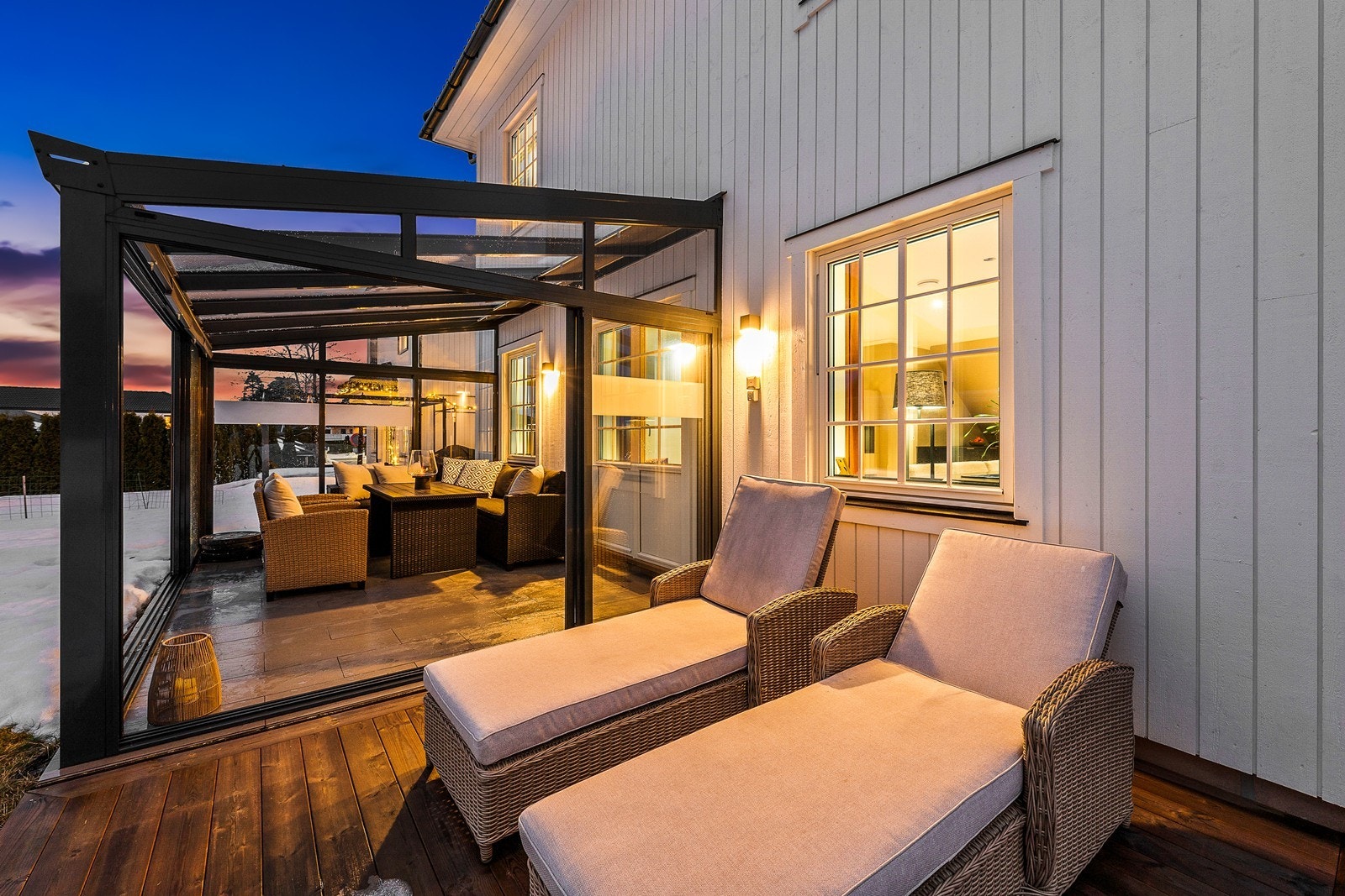 Vinterhagen har flislagte gulv med varmekabler. Det er også en terrasseplatting og stor hage. Galleribilde