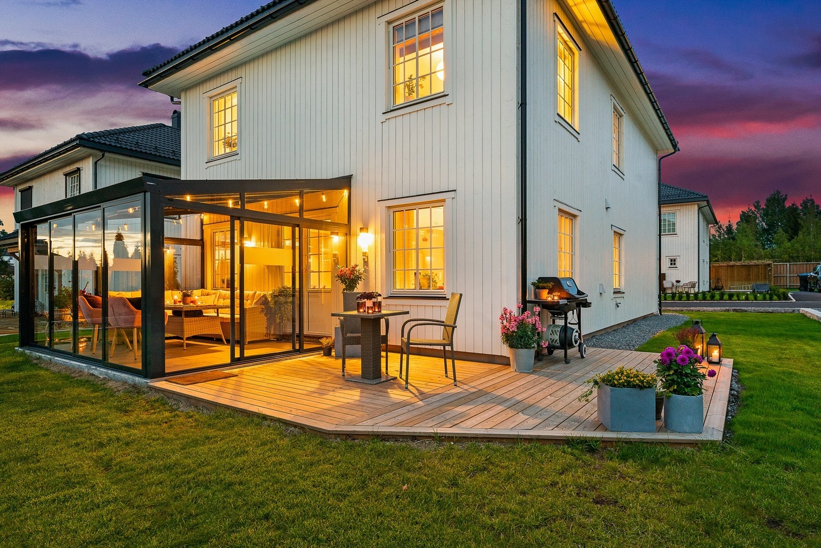 Vinterhagen har flislagte gulv med varmekabler. Det er også en terrasseplatting og stor hage. Galleribilde