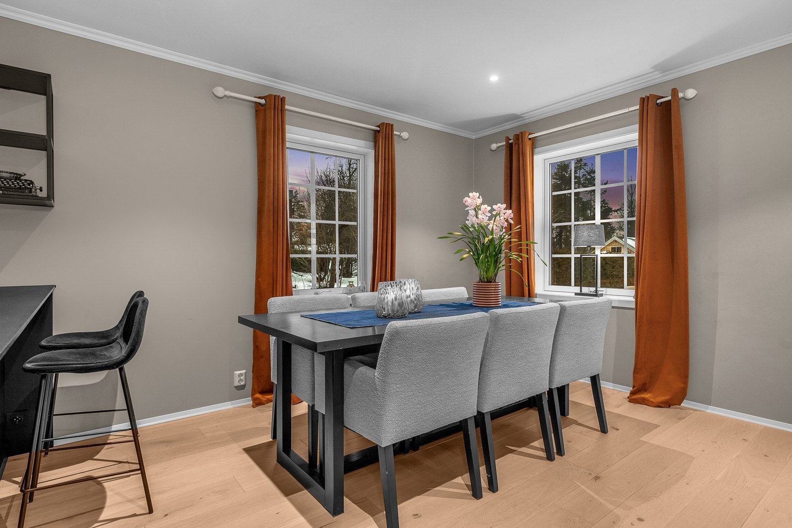 Her er det god plass til alt fra sofa, sofabord, spisestue til gode hylleløsninger. Fra stuen er det utgang til vinterhagen og terrassen som blir en perfekt forlengelse av stuen. Galleribilde