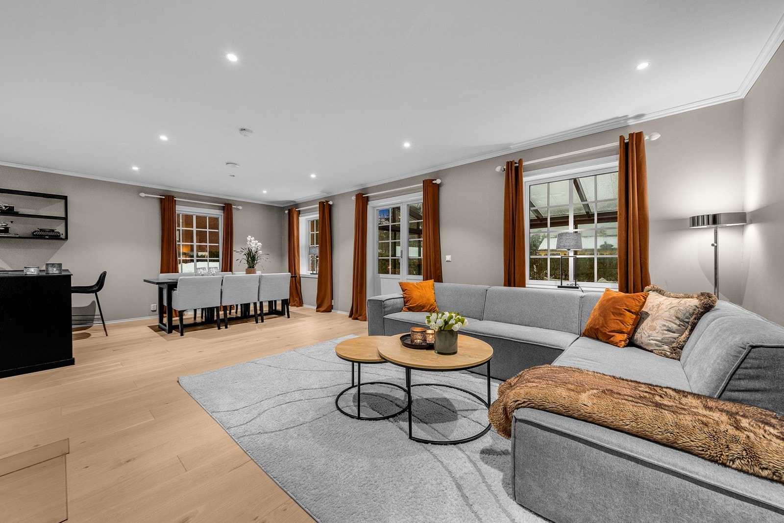 Det er varme i gulvet i hele 1 etasje. I tillegg er det tilrettelagt for varme i gulv i vinterhagen. Galleribilde