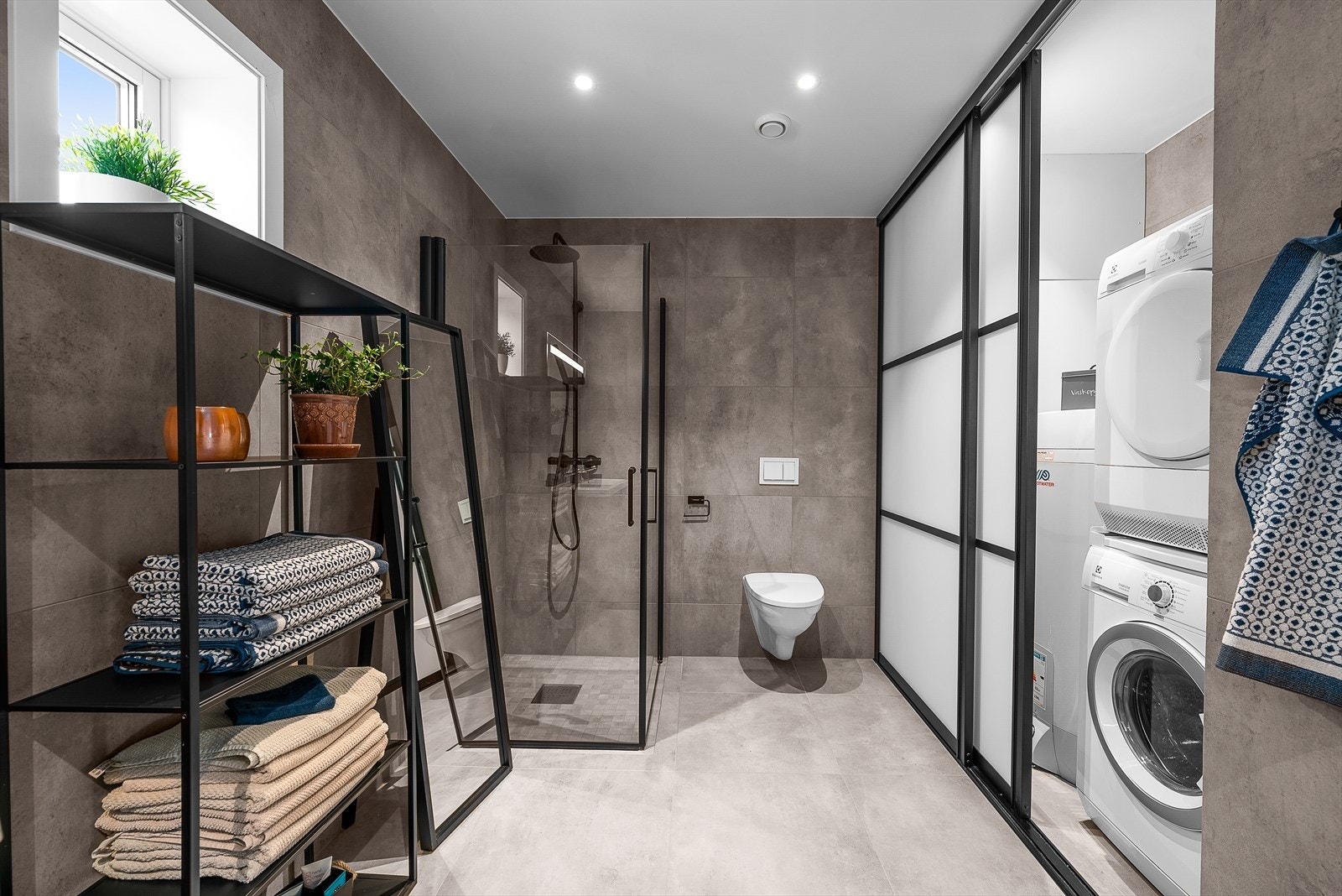 Bad skyvedøren er det plass til vaskemaskin og tørketrommel. 200 liter varmtvannsbereder. Galleribilde