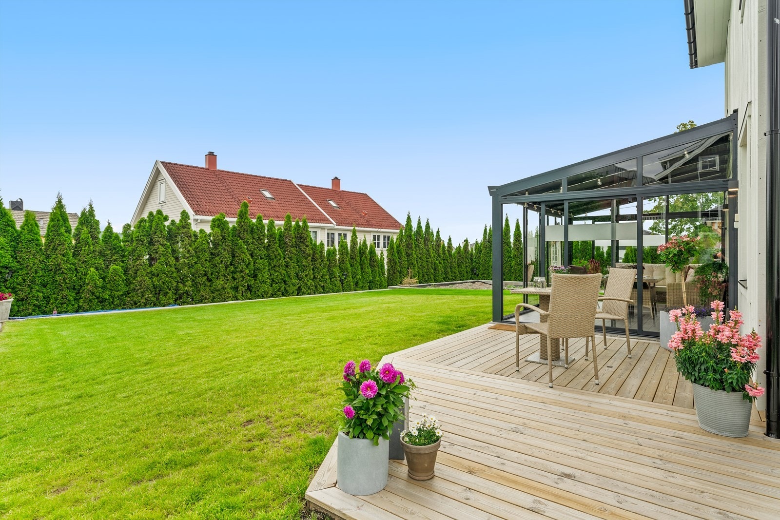 Store deler av uteområdet er registrert som tilleggsdel til denne seksjonen, hvor de har en eksklusiv bruksrett til dette arealet. Se vedlagte seksjonering i salgsoppgaven for nærmere beskrivelse Galleribilde