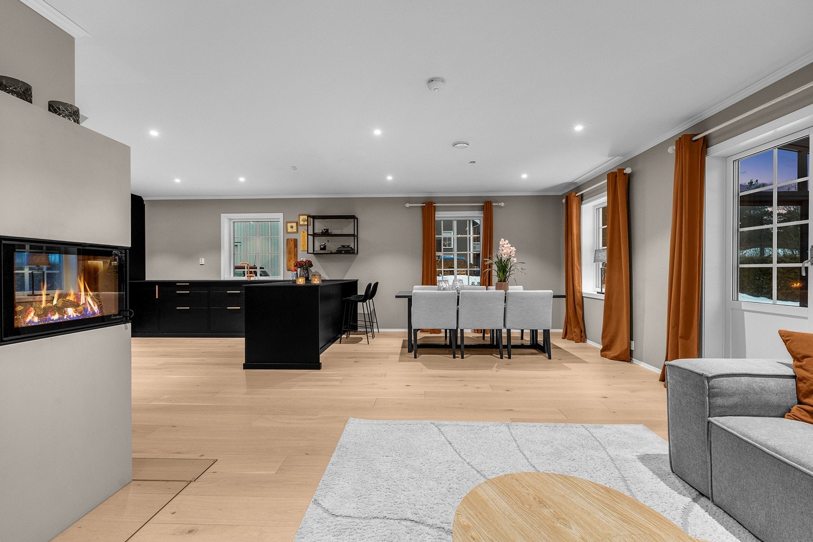 I stuen er det en lekker peisovn med glass på 2 sider Galleribilde