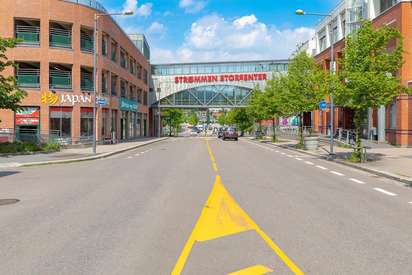 Strømmen Storsenter - Norges mest innholdsrike kjøpesenter ligger innen nær rekkevidde, med stort sett alle servicetilbud tilgjengelig. Metro og Triaden ligger også få busstopp unna. Galleribilde