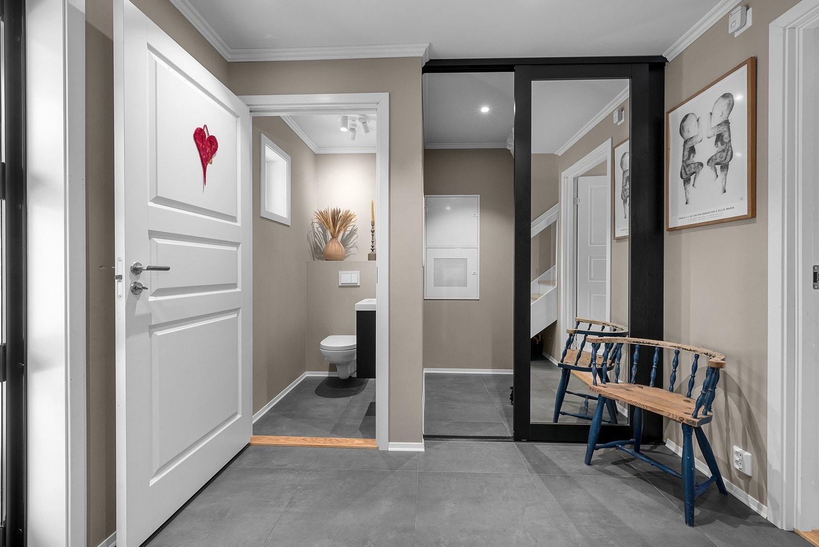 Vel inne i boligen blir man møtt av en romslig entré med garderoberom. Selve entréen er praktisk innredet med skyvedørsgarderobe med speilfronter. Galleribilde