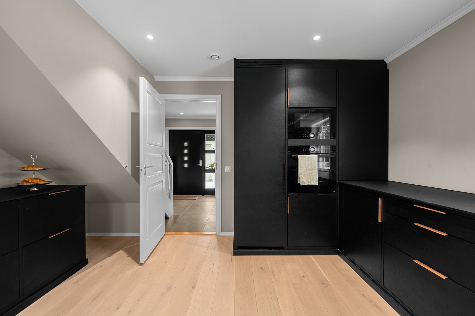 Videre følger kjøleskap, komfyr, micro og oppvaskmaskin med handelen. Galleribilde