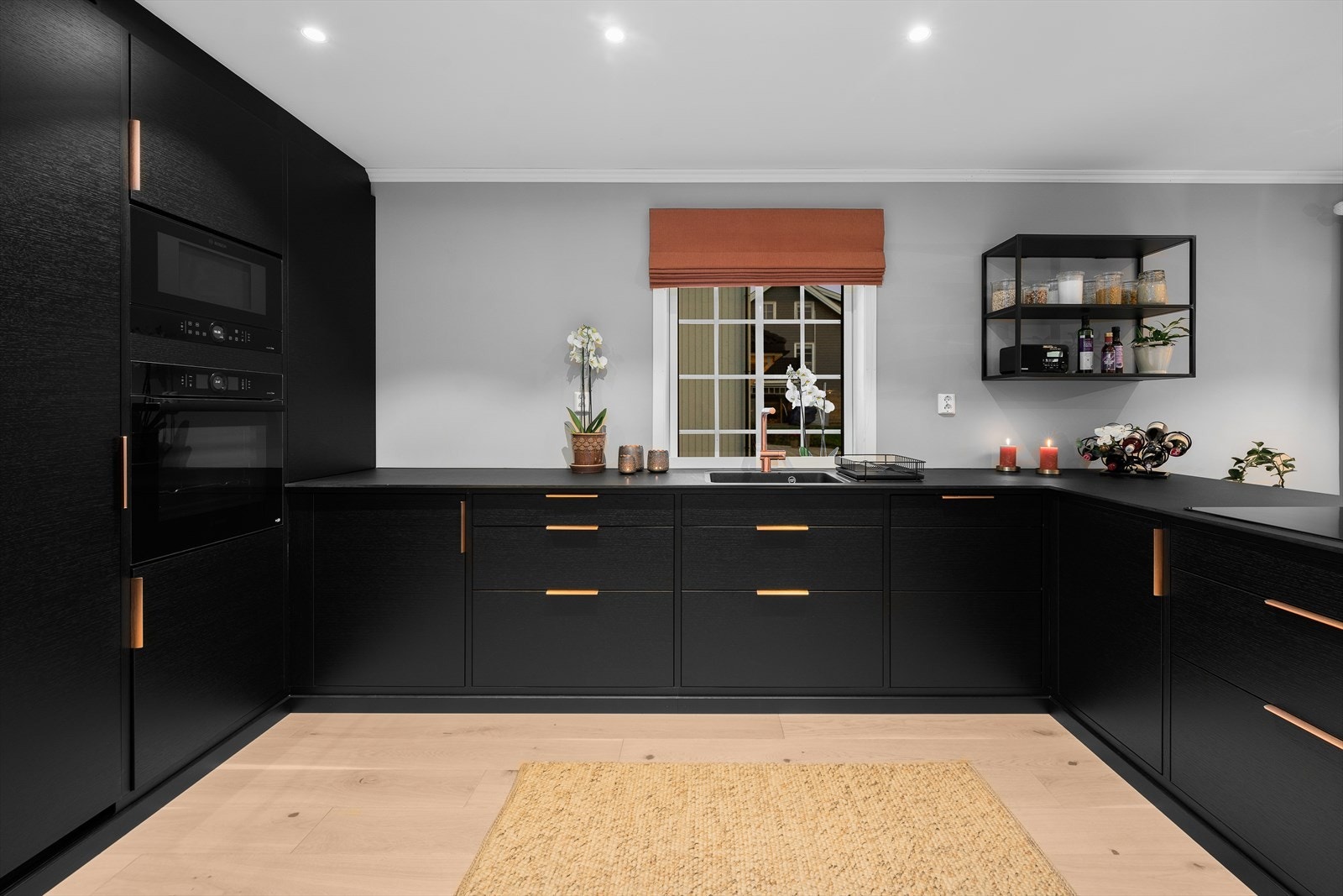 På kjøkkenet er det lagt vekt på at det skal være estetisk pent å se på, samtidig at det ikke skal gå på bekostning av det praktiske. Galleribilde