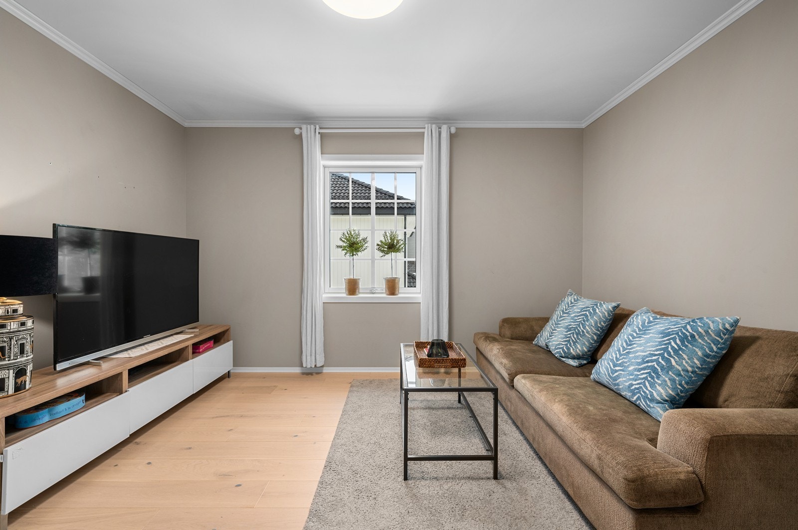 Både loftstuen og alle soverommene er utført med samme lekre 1-stavs parkett, glatte malte veggflater og hvitmalt himling. Galleribilde