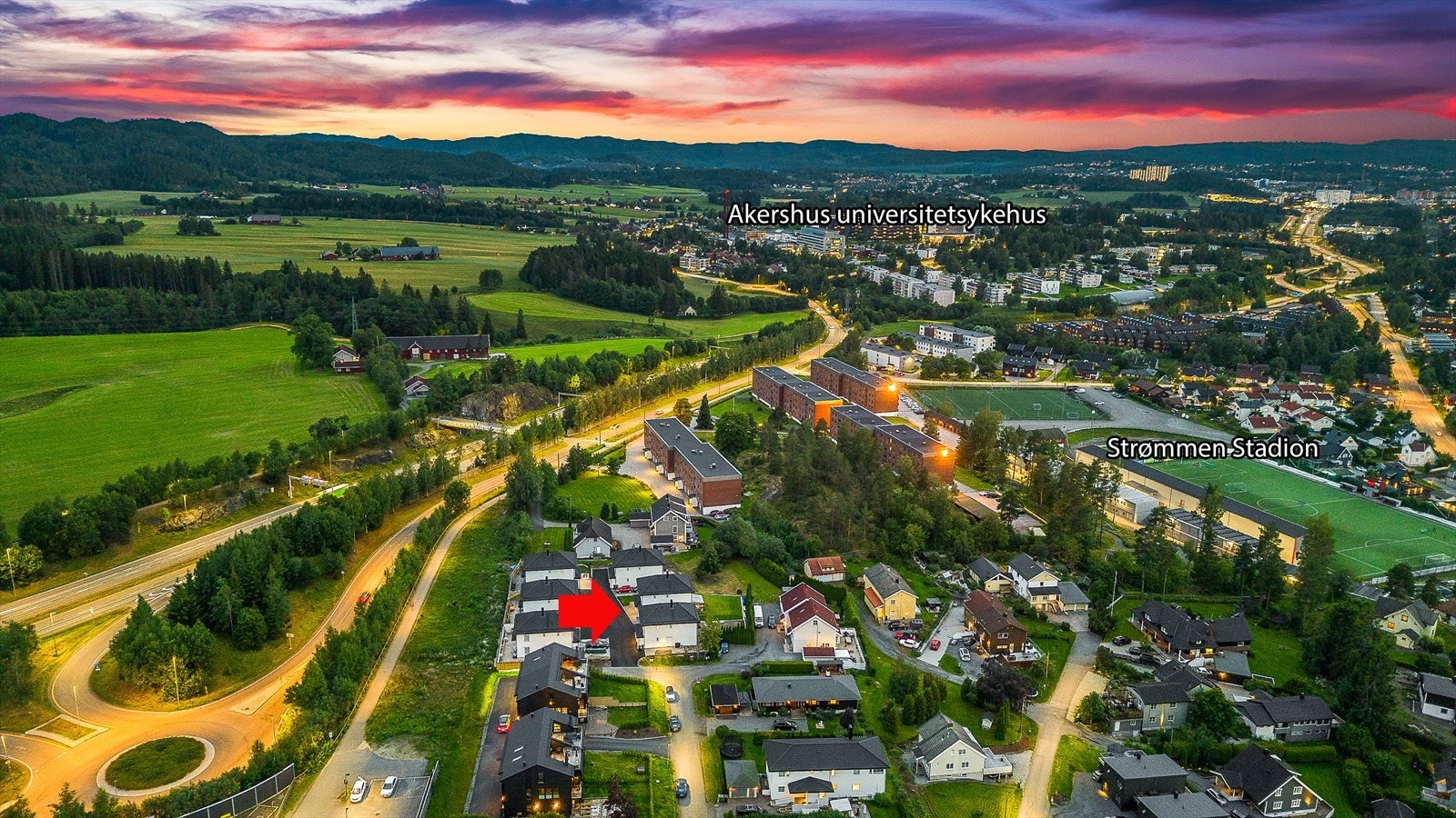 Eiendommen ligger i et sentralt og attraktivt boligområde på Fjellhamar like ved Strømmen Stadion og Ahus. Her bor du tett på gode servicetilbud, idrettsanlegg og offentlig kommunikasjon, mens det samtidig er nærhet til flotte tur- og rekreasjonsområder. Galleribilde