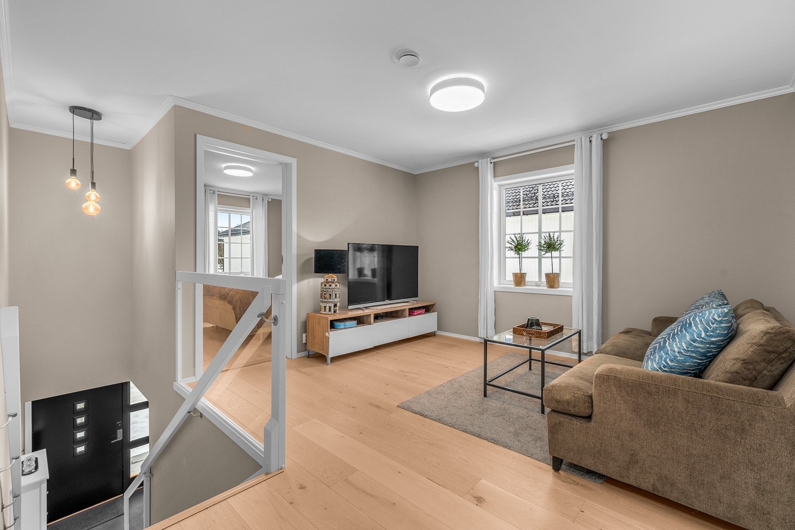 Både loftstuen og alle soverommene er utført med samme lekre 1-stavs parkett, glatte malte veggflater og hvitmalt himling. Galleribilde