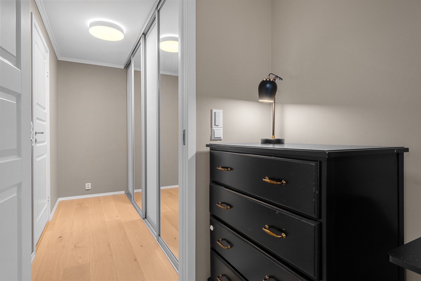 Praktisk walk in garderobe i tilknytning til hovedsoverommet som gir god plass til oppbevaring av klær. Fra garderoben er det tilgang til badet. Galleribilde