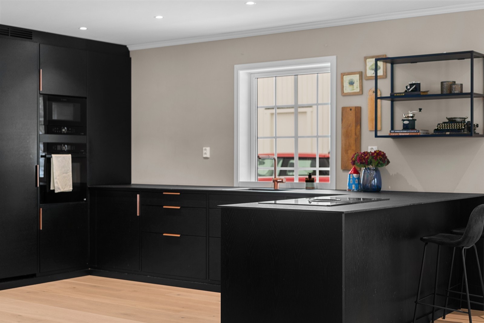 Kjøkkenet har også smarte sikkerhetsløsninger som komfyrvakt. Galleribilde