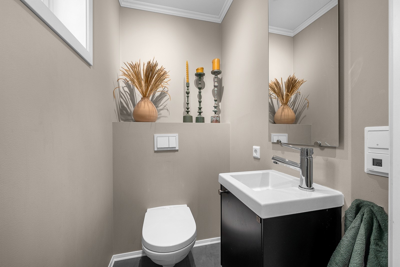 I 1. etasje et wc-rom med flislagte gulv med varmekabler, vegghengt toalett og servant. Galleribilde