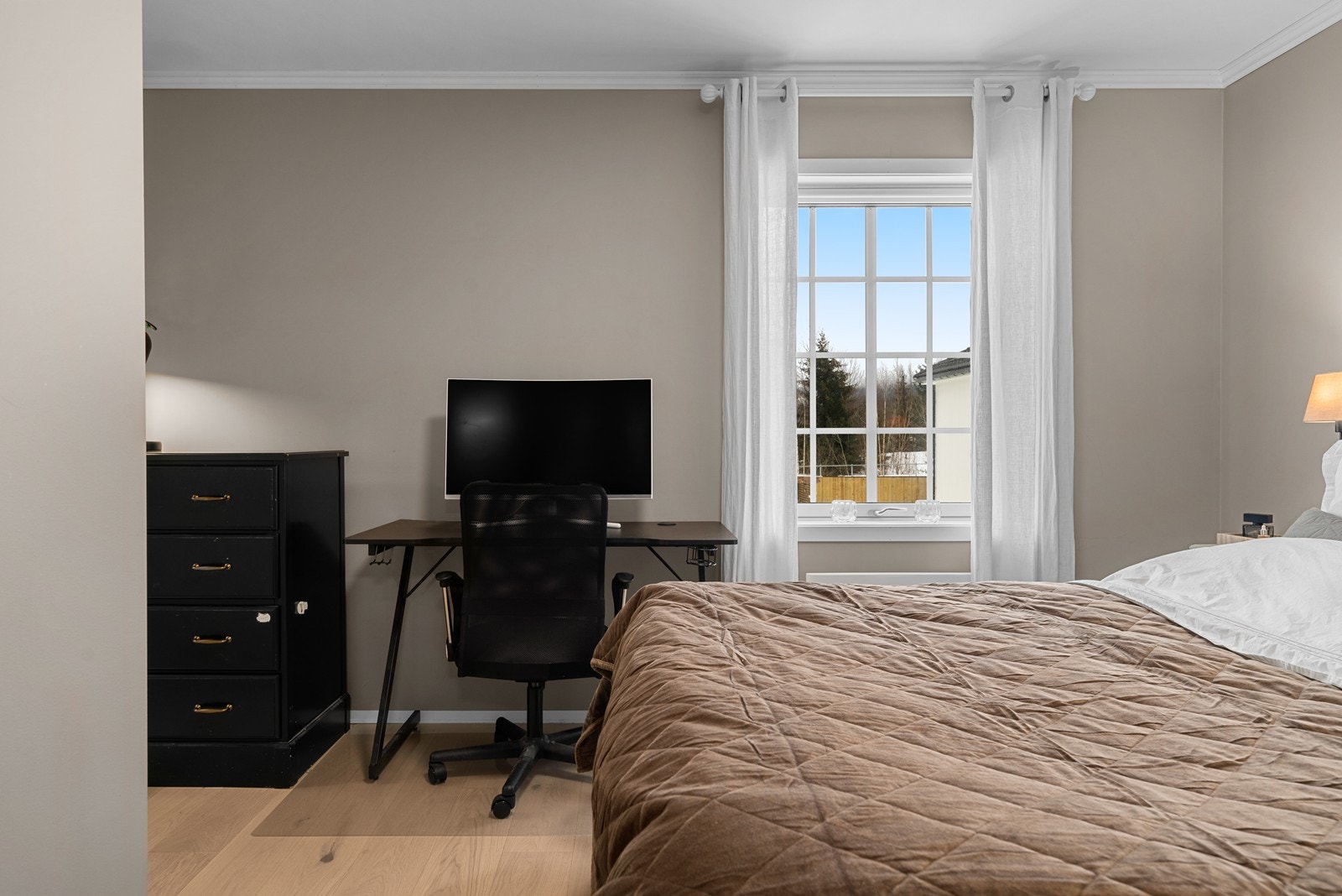 Det romslige soverommet har god plass til både kommode, kontorpult og dobbeltseng. Galleribilde