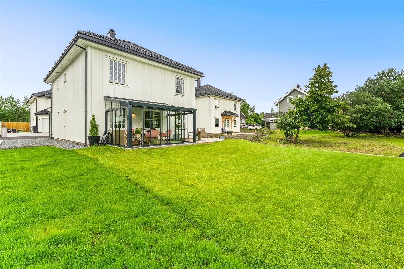 Særdeles barnevennlig og hyggelig nabolag, innerst i blindvei. Her har du sol fra morgen til sen kveld. Galleribilde