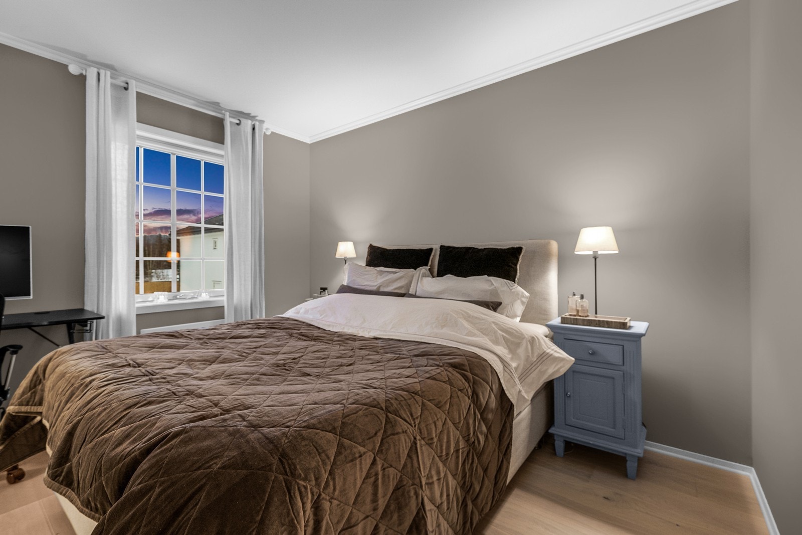 Hovedsoverommet er utført i ensuite løsning, med walk in og bad i tilknytning til rommet. Galleribilde