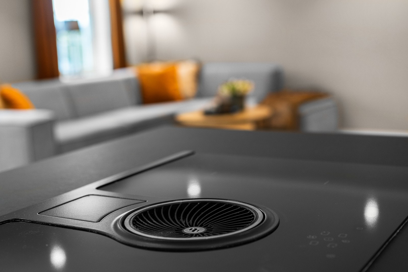 Med handelen følger også alle hvitevarene med, herunder platetopp med integrert ventilator Galleribilde