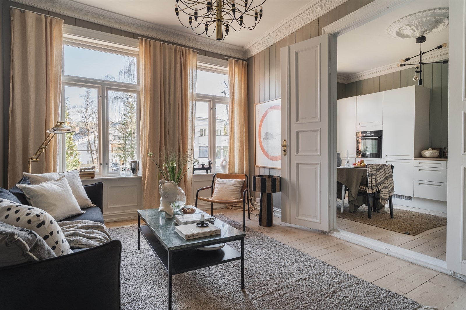 Pen & klassisk 4-roms med stukkatur/rosett, god takhøyde & peis. To soverom og sørvendt balkong vendt mot bakgård. Galleribilde