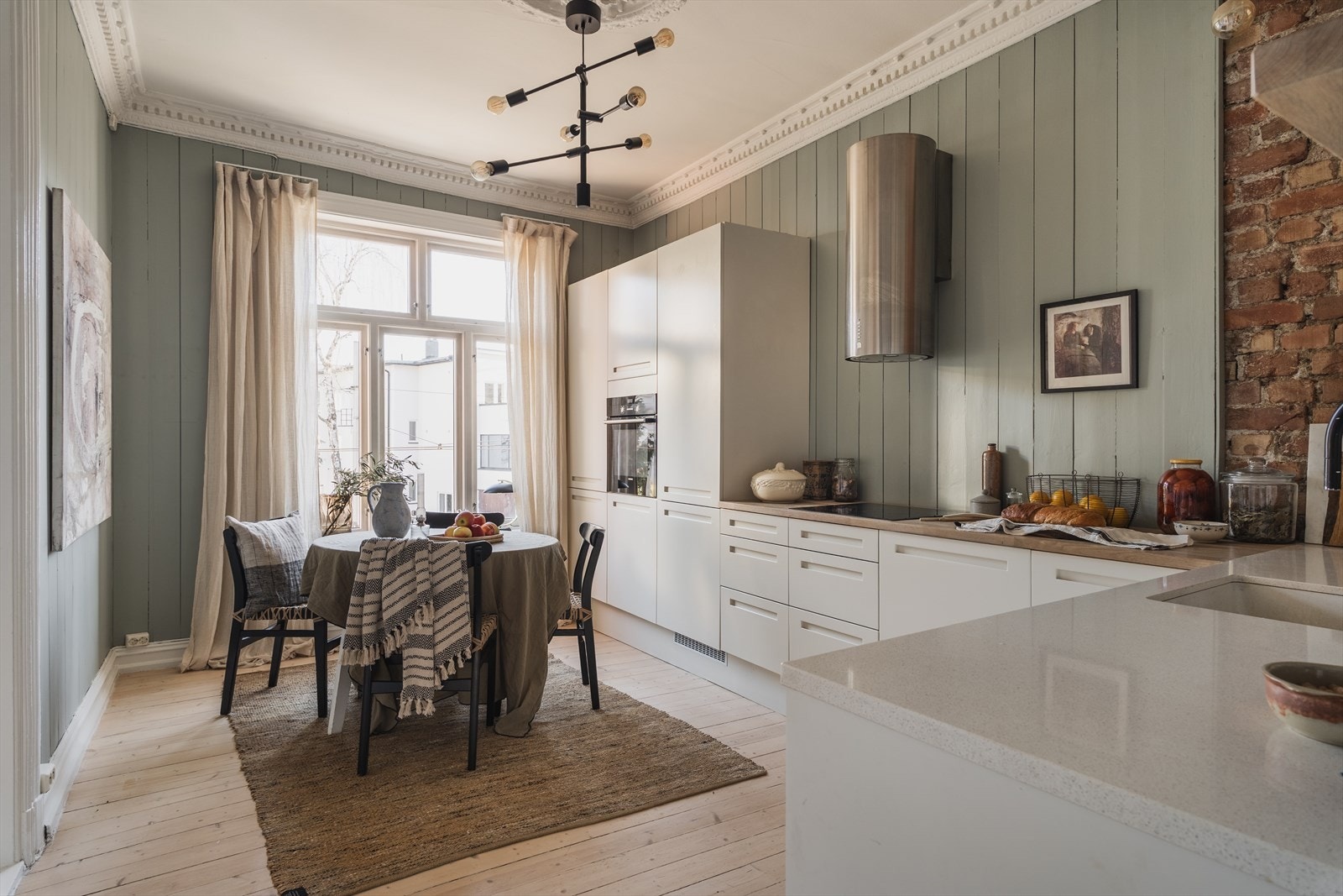 Romslig og pent kjøkken med god skap- og benkeplass Galleribilde