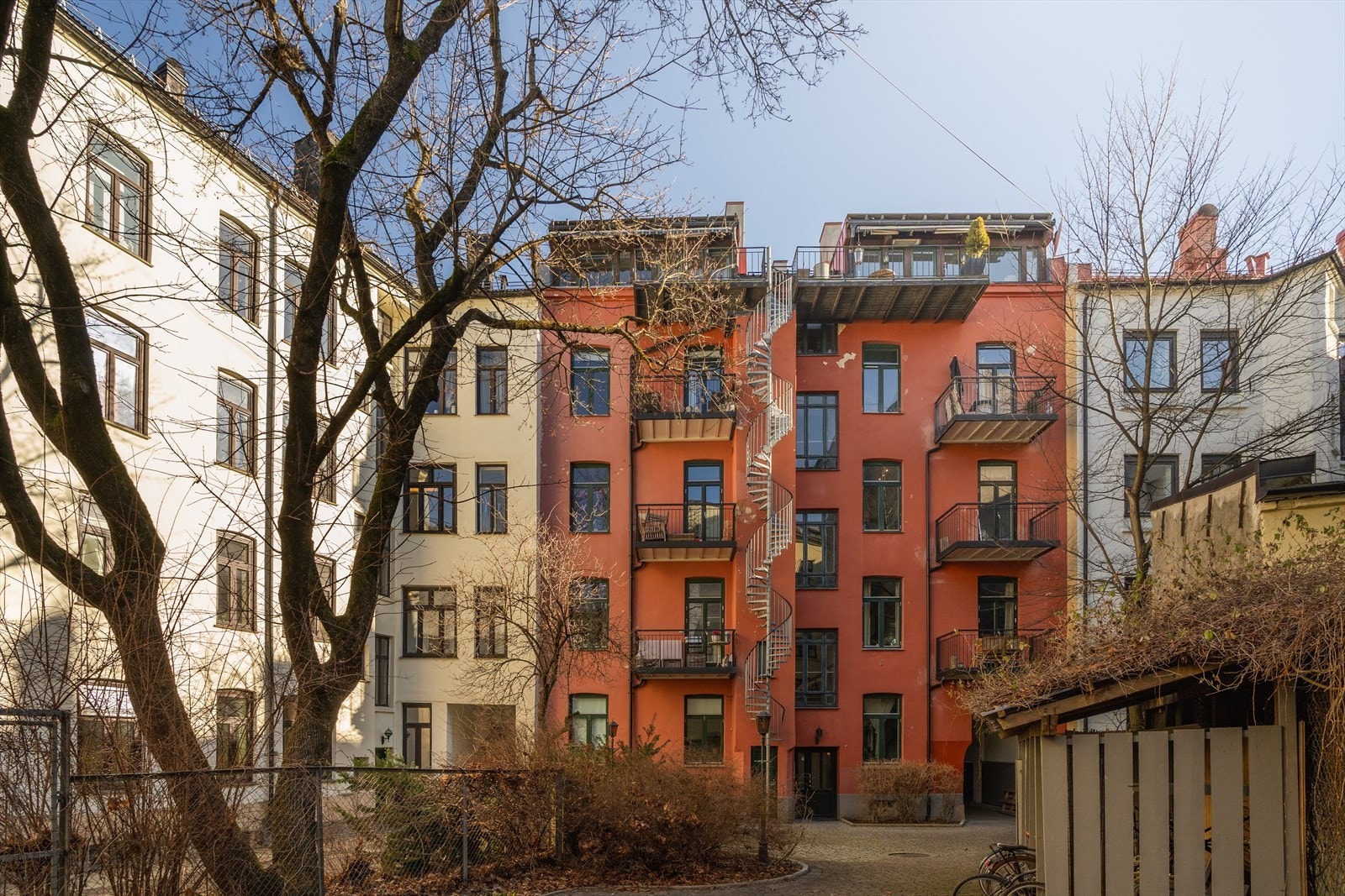 Hyggelig utsikt mot bakgård fra balkongen Galleribilde