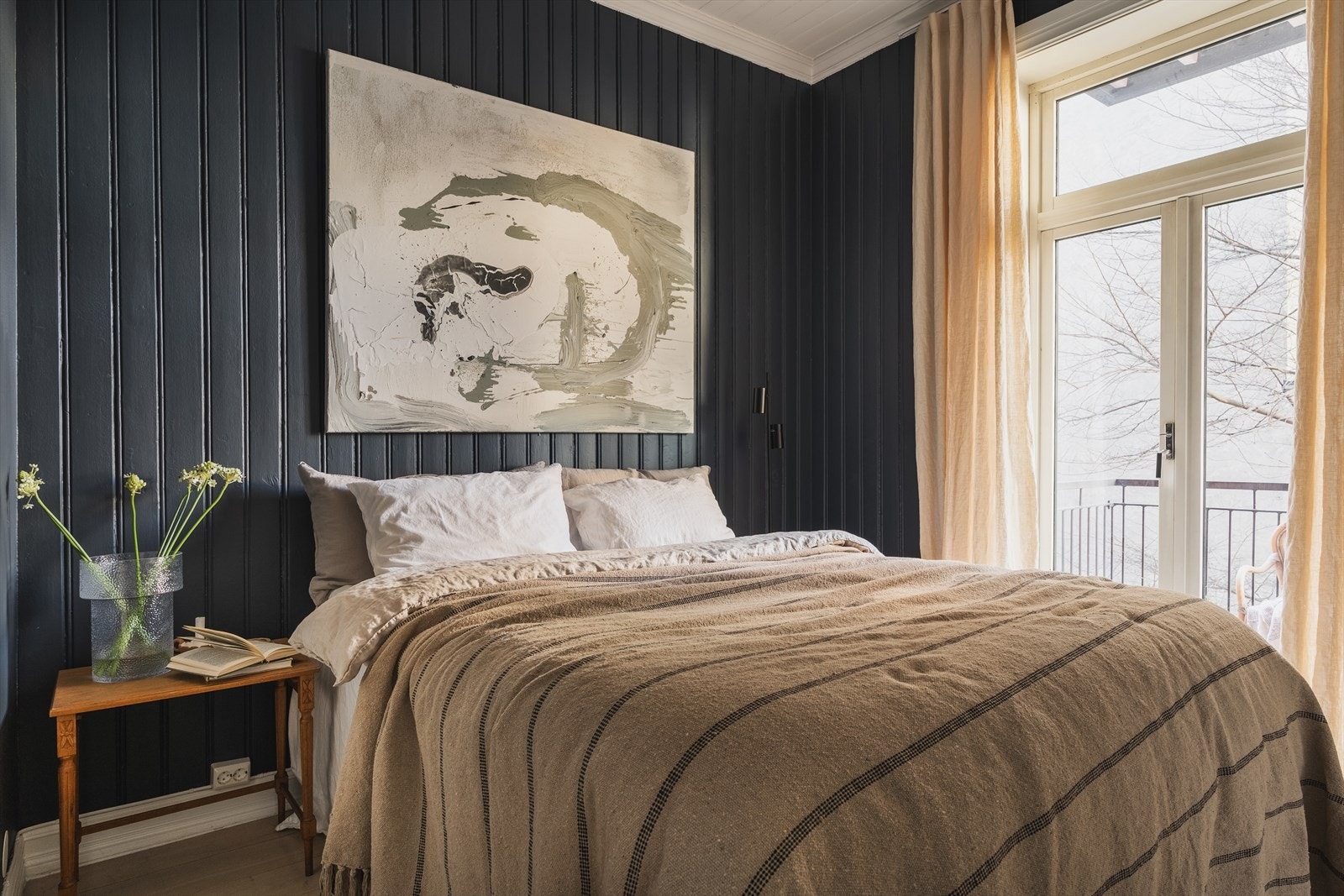 Romslig hovedsoverom med utgang til balkong Galleribilde