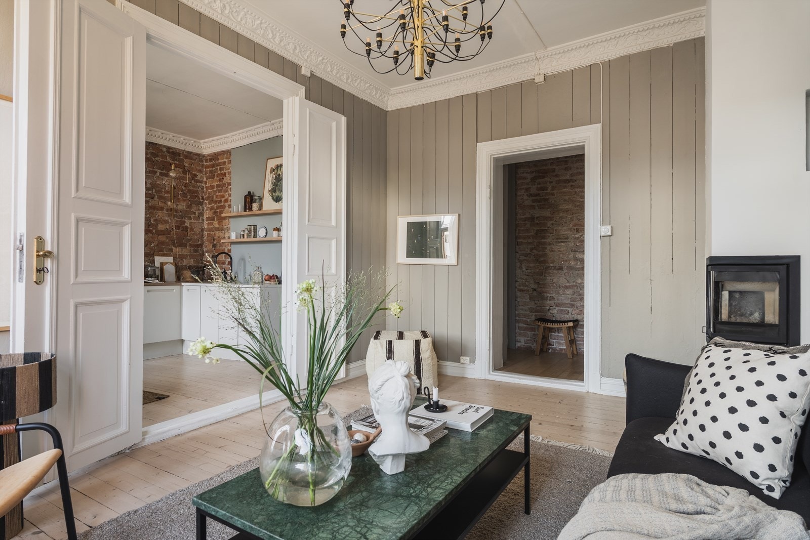 Leiligheten har store, flotte oppholdsrom og mange originale detaljer som stukkatur, rosetter og vakre trefyllingsdører Galleribilde