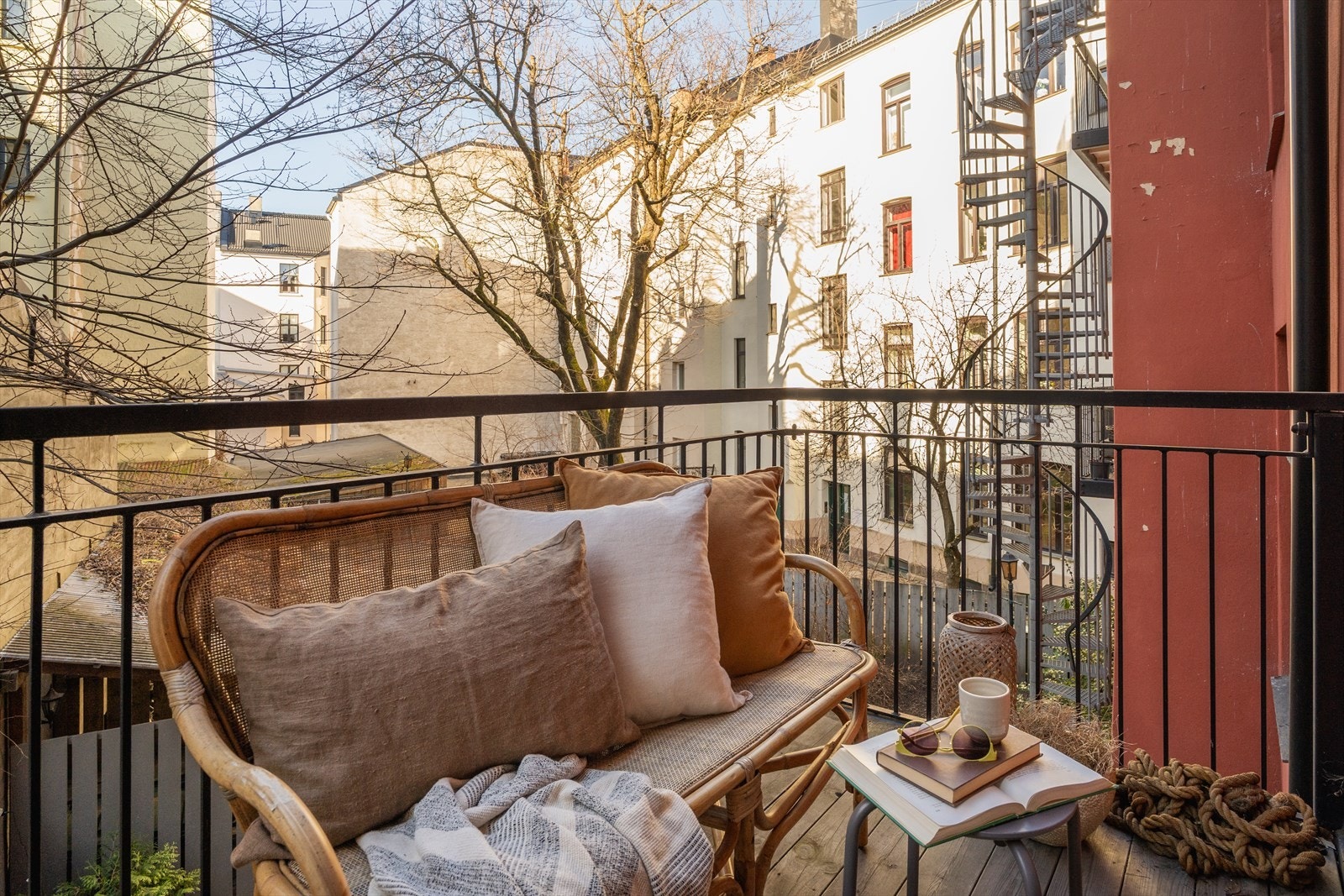 Sørvendt balkong med god plass til utemøblement Galleribilde