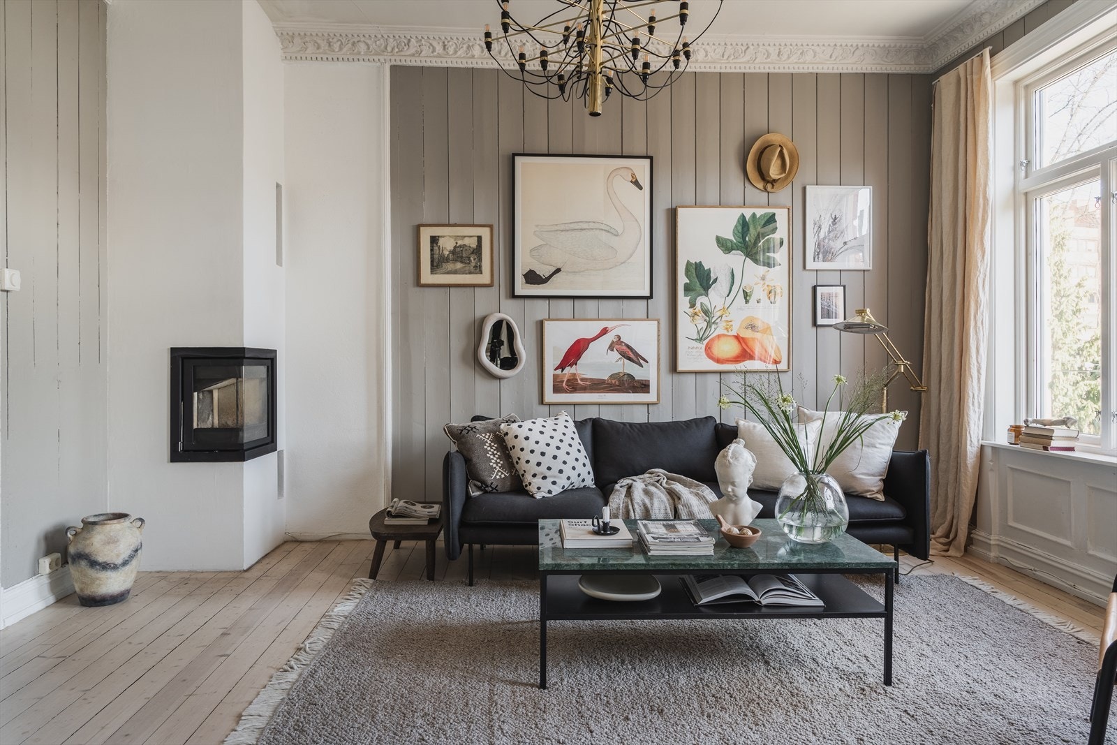 Boligen har en klassisk sjarm med sin mursteinspipe og peis med innsats. Galleribilde