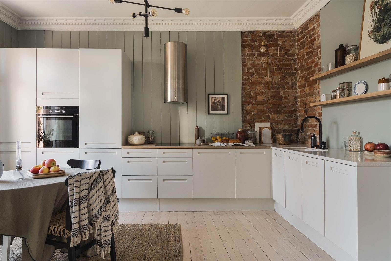 En lys, vakker og klassisk 4-roms leilighet i 2. etasje med en fin beliggenhet! Galleribilde