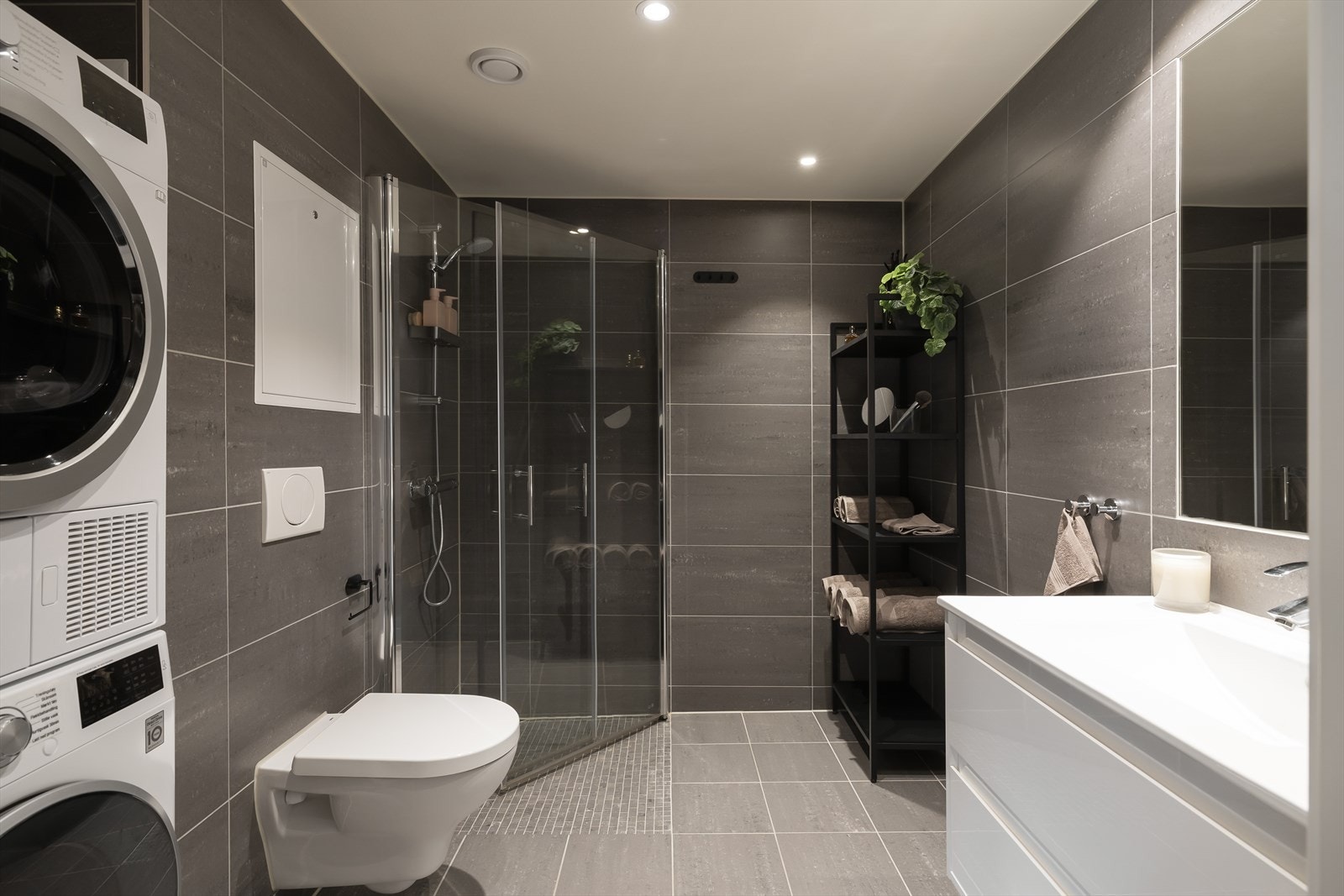 Leiligheten har et romslig og særdeles smakfullt baderom med lekkert materialvalg. Badet er helfliset og har varmekabler i gulvet for optimal komfort. Galleribilde