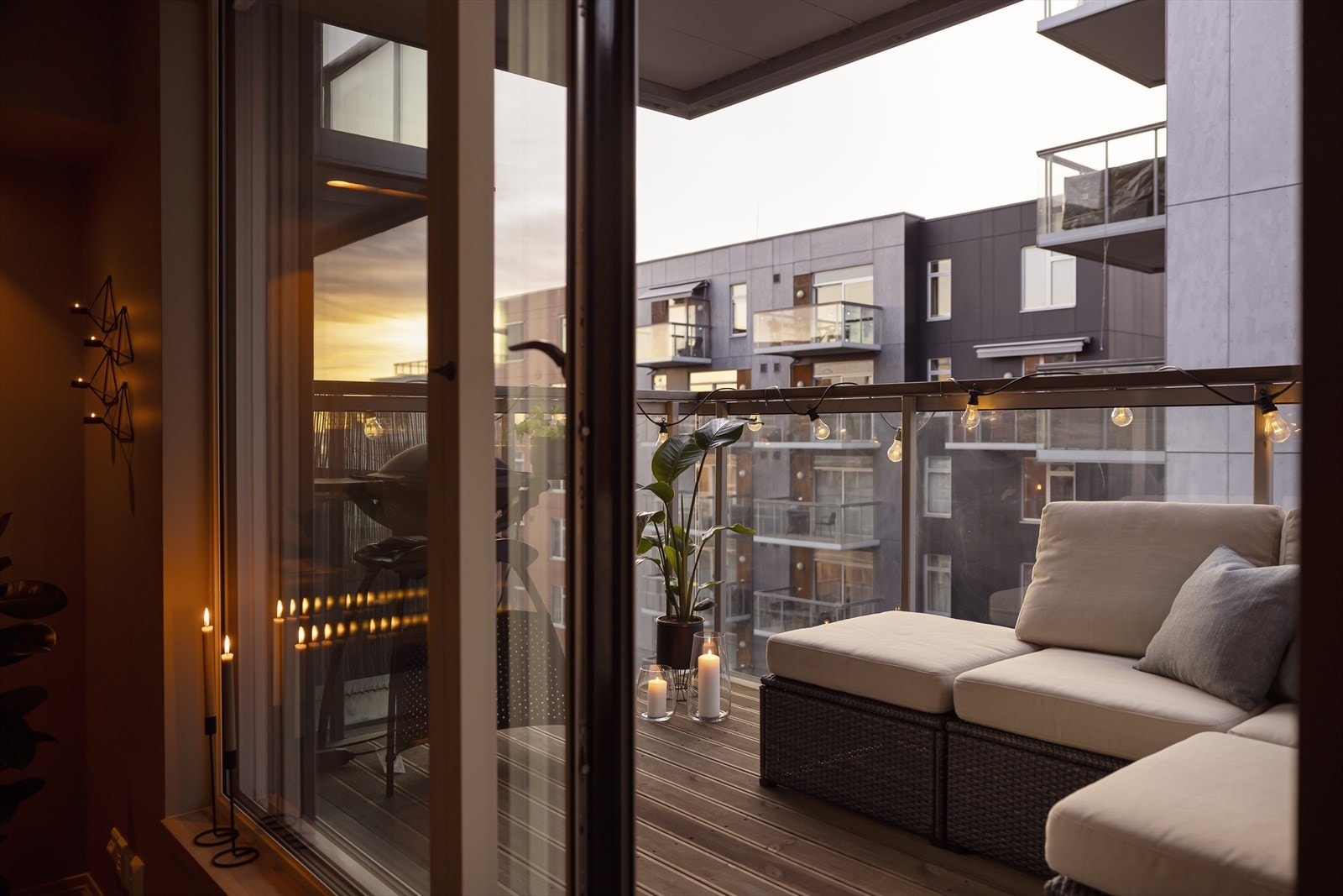 Boligen har enkel adkomst via heis og kan by på en romslig uteplass som forlenger stuen og har herlig ettermiddagssol. Galleribilde