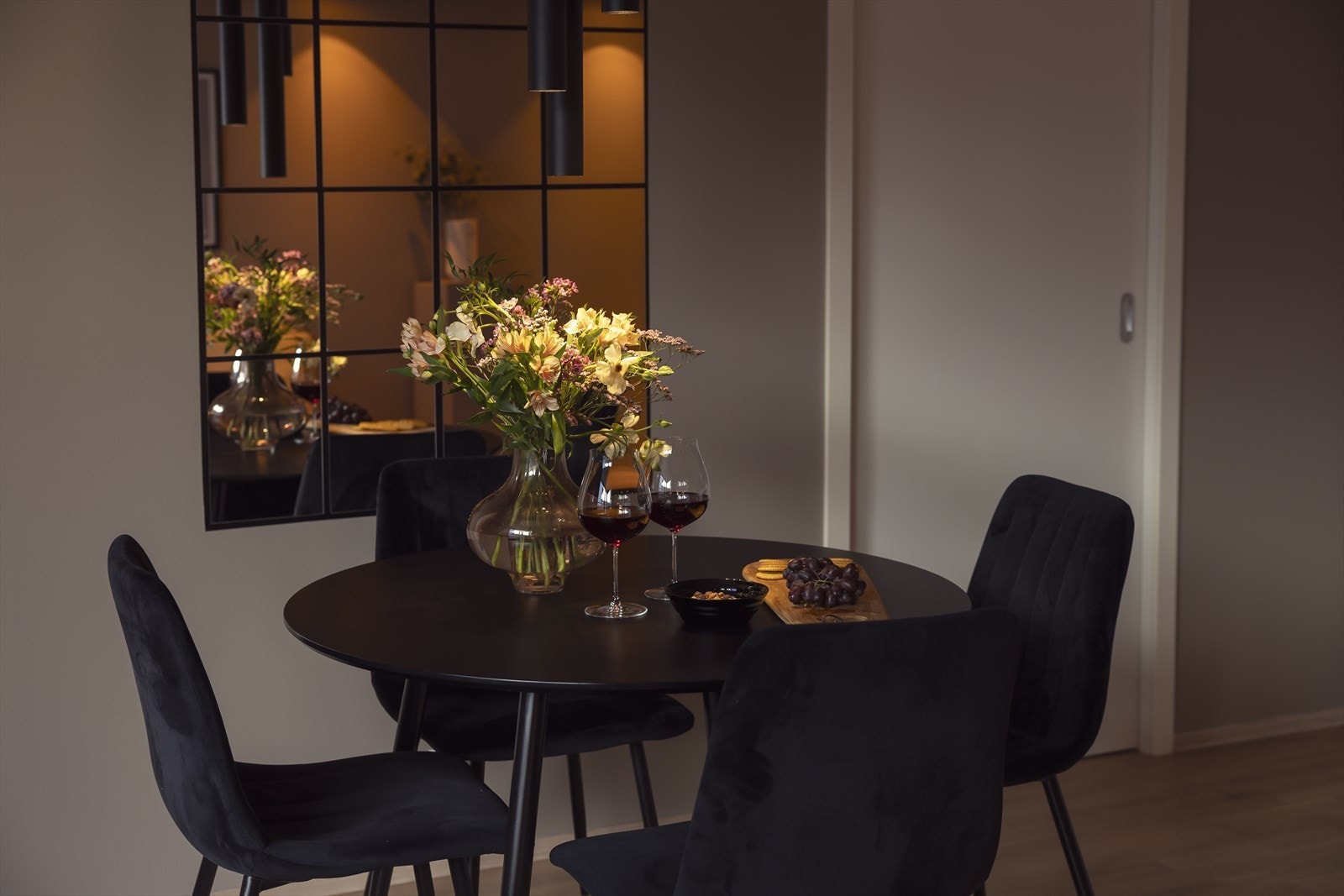 Det er god plass til en hyggelig spiseplass i leiligheten Galleribilde