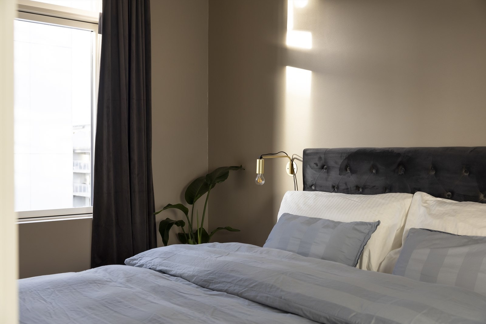 Soverom er malt i lun, delikat fargetone og har stort vindu som gir rommet en luftig og fin følelse Galleribilde