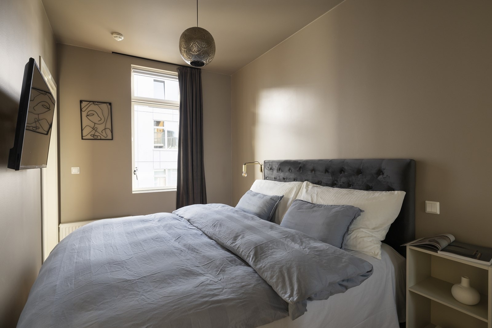 Rommet er lunt og trivelig, med plass til dobbeltseng og nattbord på hver side. Det er også plass til kontorpult ved vindu om ønskelig. Galleribilde