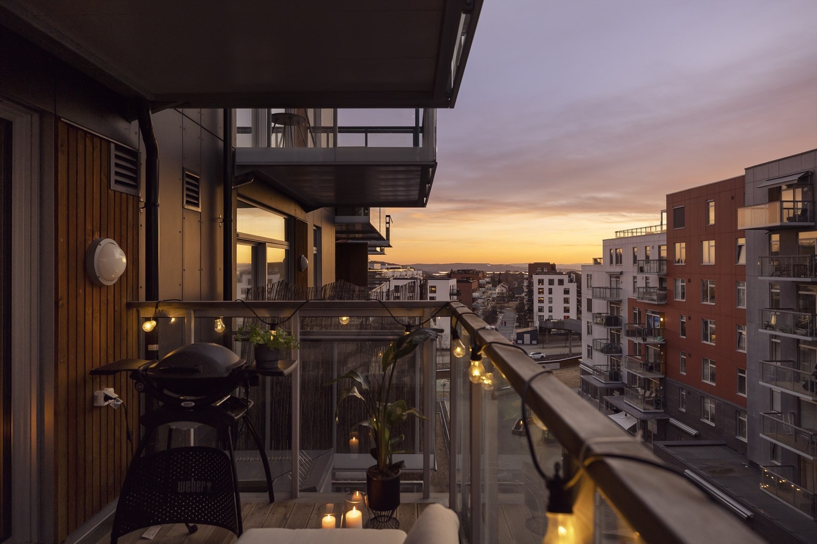 Leiligheten ligger høyt og fint til i 6. etasje og har flott utsikt som har herlig siktlinje som til og med strekker seg til et glimt av Oslofjorden. Galleribilde