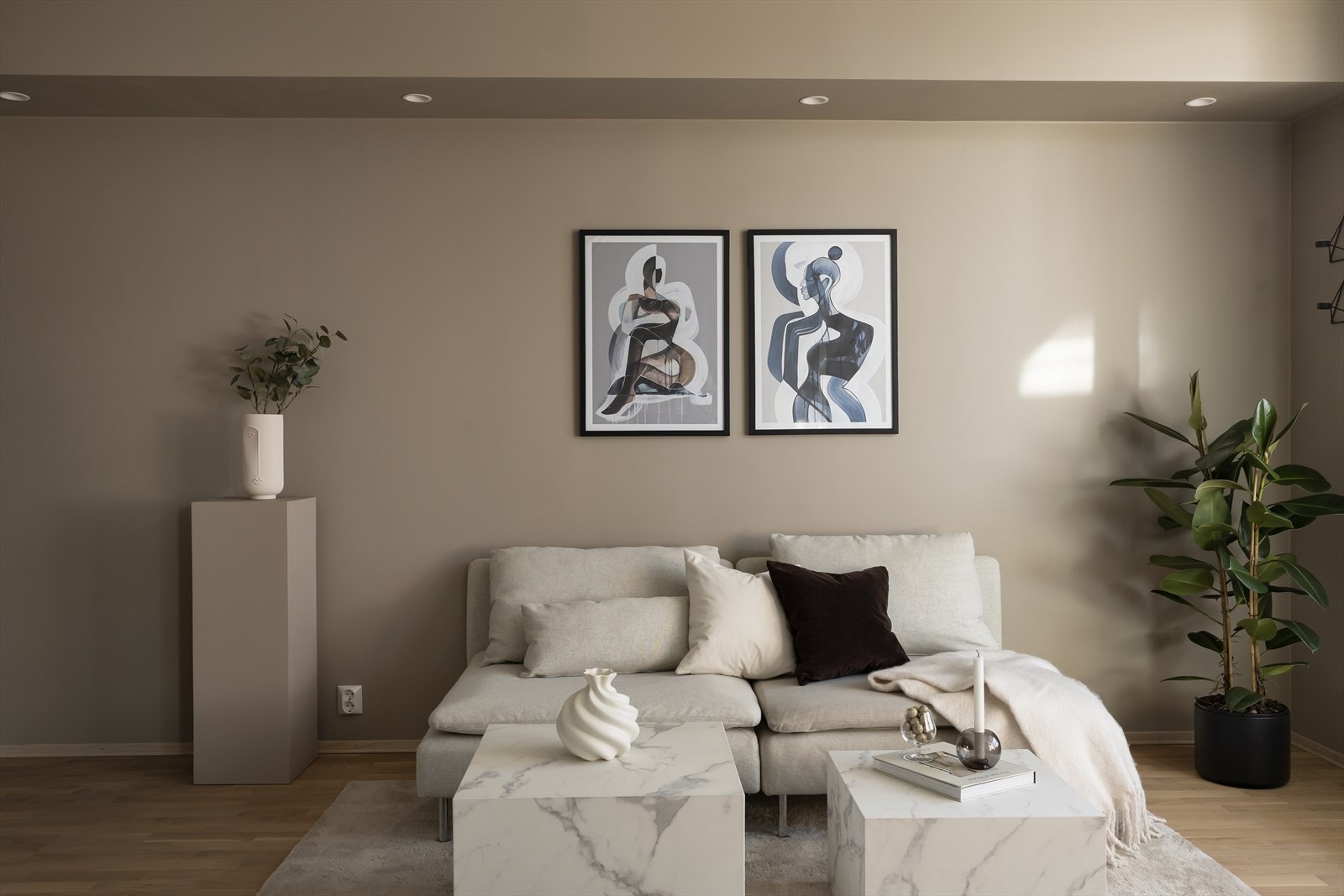 Det er god plass til stor sofagruppe i stuen. Leiligheten er malt i delikat og moderne fargepalett og fremstår som svært gjennomført. Galleribilde