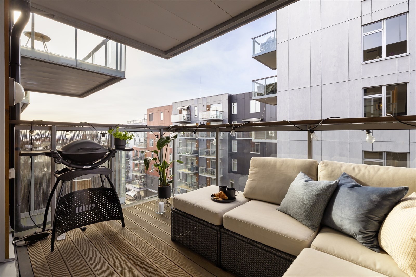 Den fine størrelsen gir plass til både utemøbler, planter og grill, slik at du kan skape en hyggelig uteplass. Galleribilde