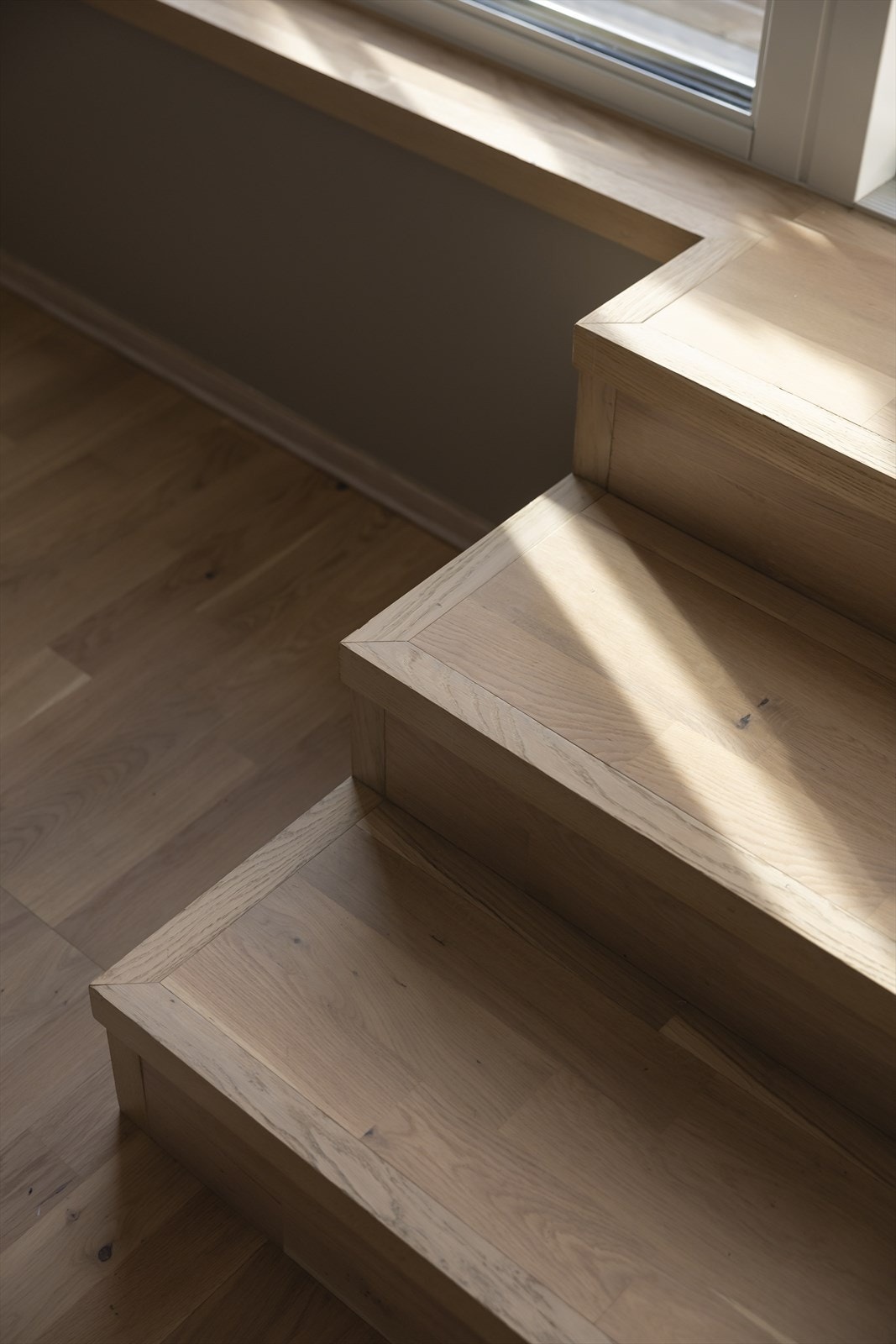 En kul detalj er den flotte trappen i eik som fører opp mot balkongen - denne gir leiligheten penthouse-følelsen og er også fin som et sittemøbel de dagene man har mange gjester Galleribilde