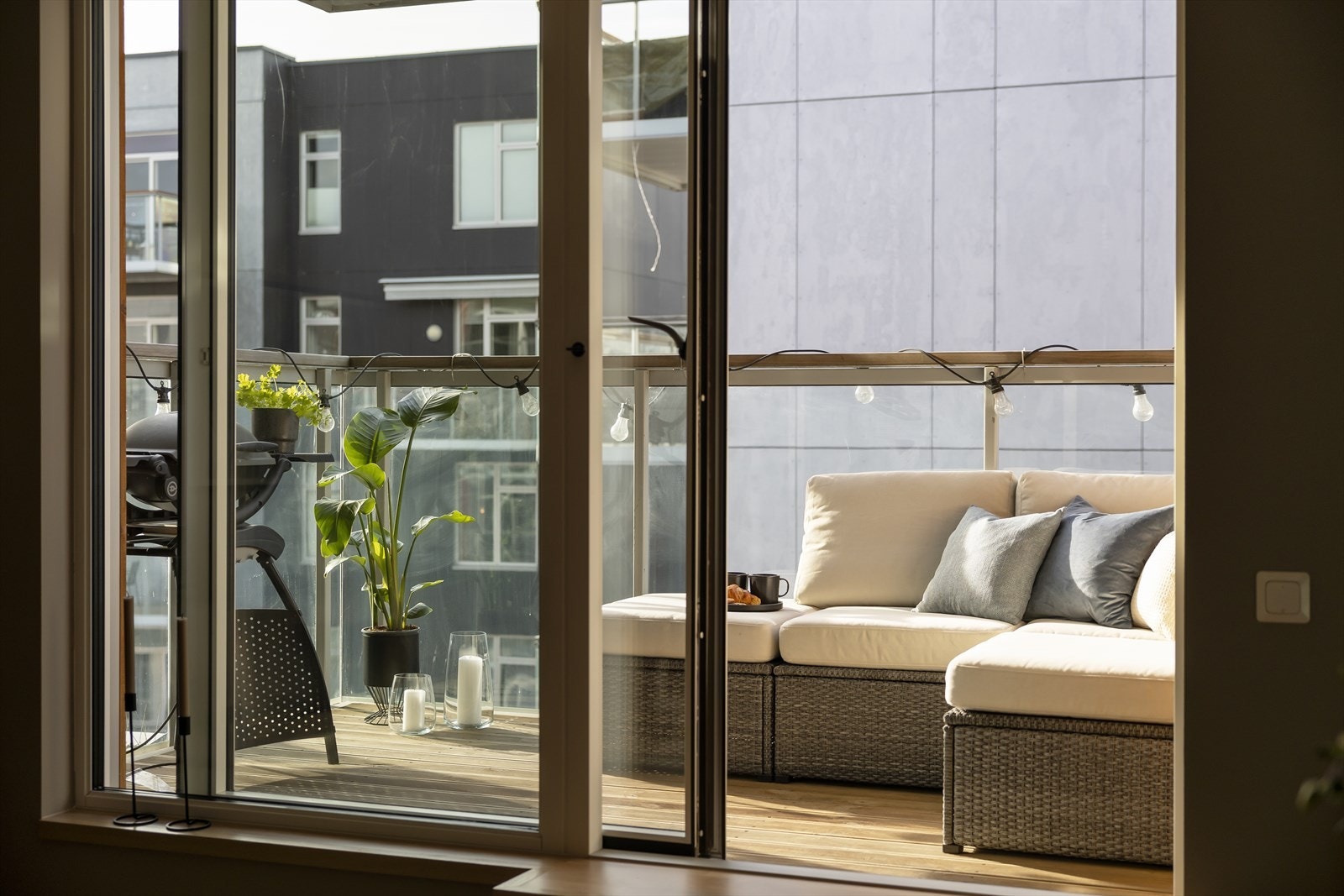 Fra stuen fører en liten trapp opp ut til boligen herlige balkong! På sommerstid er det sol på balkongen fra ca. kl. 15:00-19:00. Galleribilde