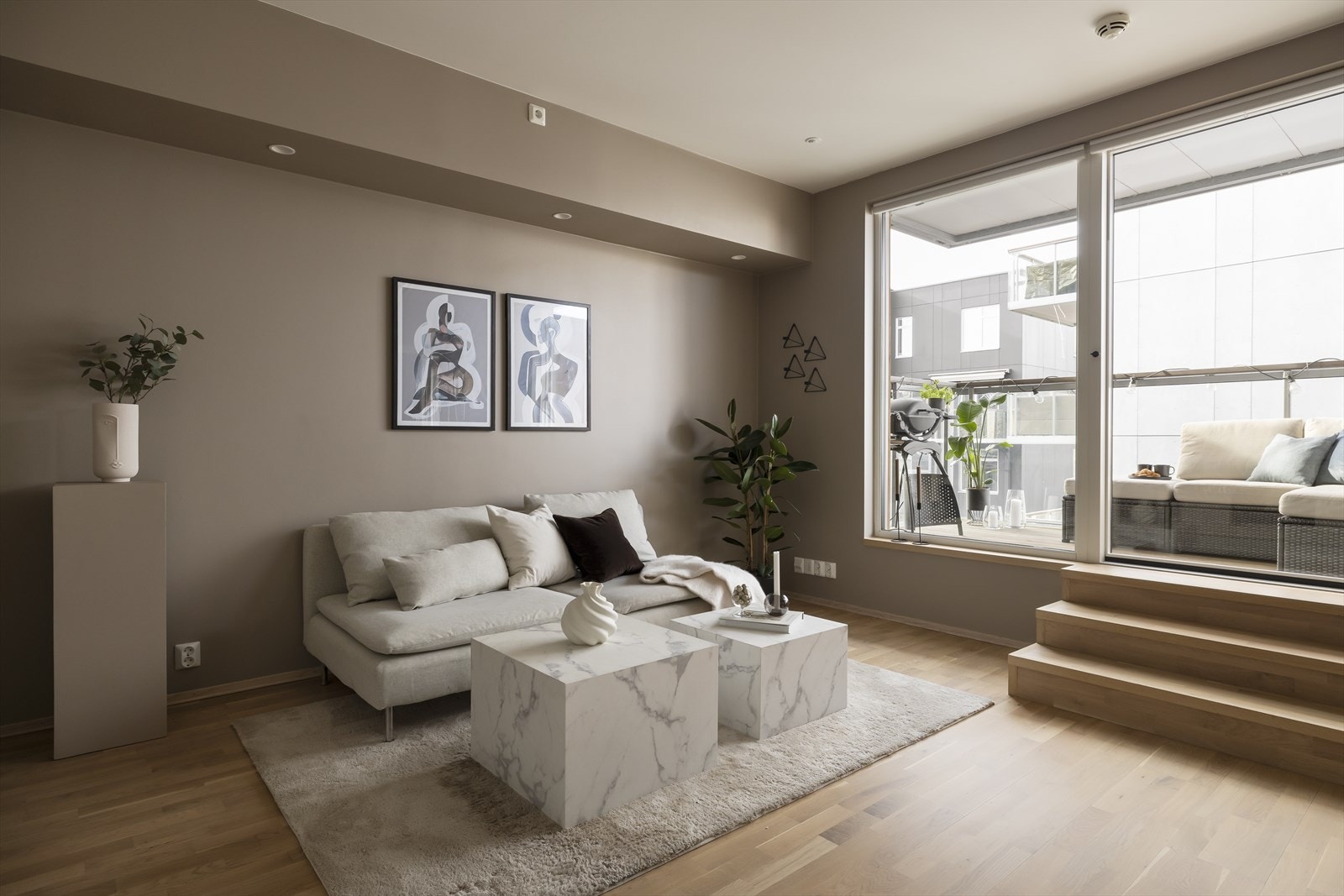 De store vindusflatene gir rikelig med naturlig lys og skaper en lys og luftig atmosfære. Galleribilde