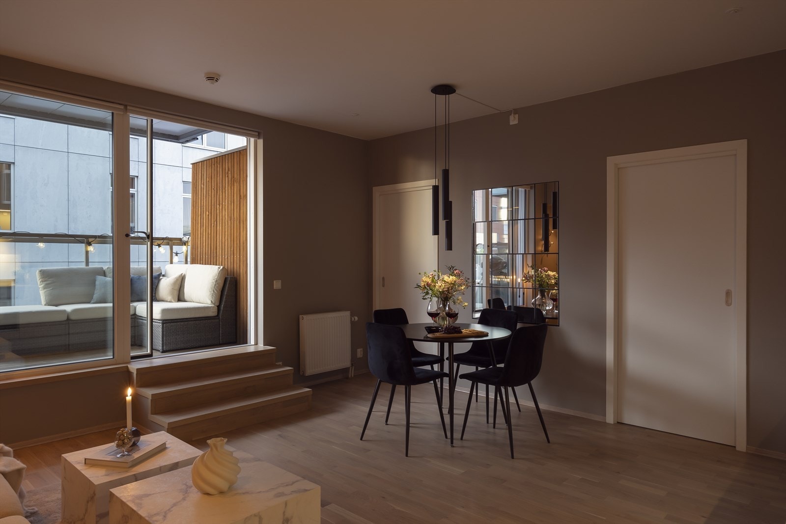 Trappen i stuen er som et pent møbel, og gir deg følelsen av at du beveger deg opp en etasje når du kommer ut på balkongen. Leiligheten har et nydelig lysinnfall men er også svært stemningsfull på kveldstid. Galleribilde