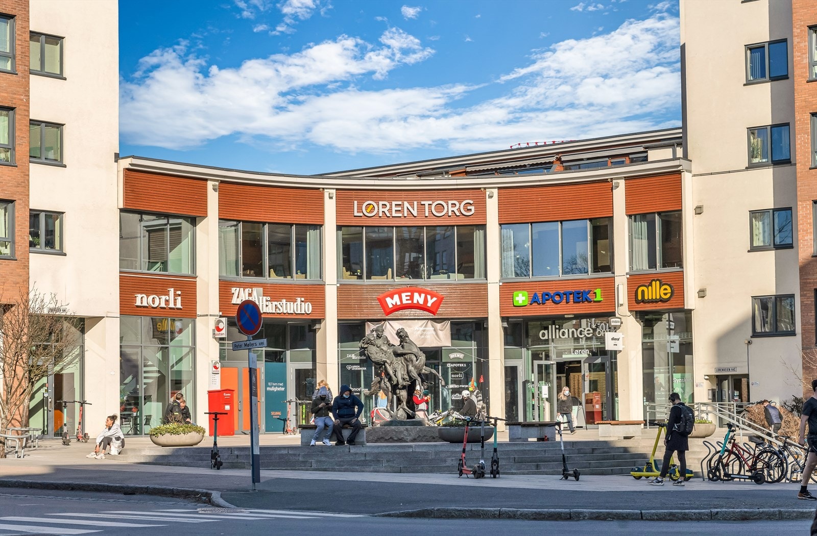 Løren Torg med en stor og velassortert Meny forretning med ferskvare, apotek, bokhandel, Synsam m.m. ligger kort gange fra boligen. Her finner du også Fryd gastropub som tilbyr god mat og hyggelig uteservering på sommerstid. Galleribilde