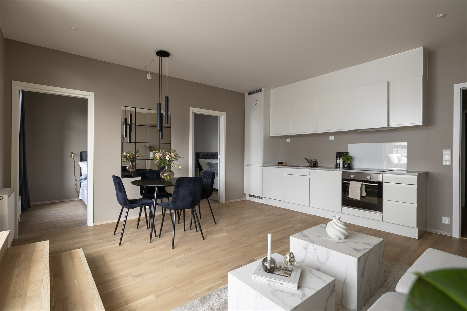 Leiligheten har en god planløsning og dette kombinert med nydelig lysinnfall fra store vinduer og en takhøyde opptil 2,68 meter i stuen gir en fin romfølelse Galleribilde