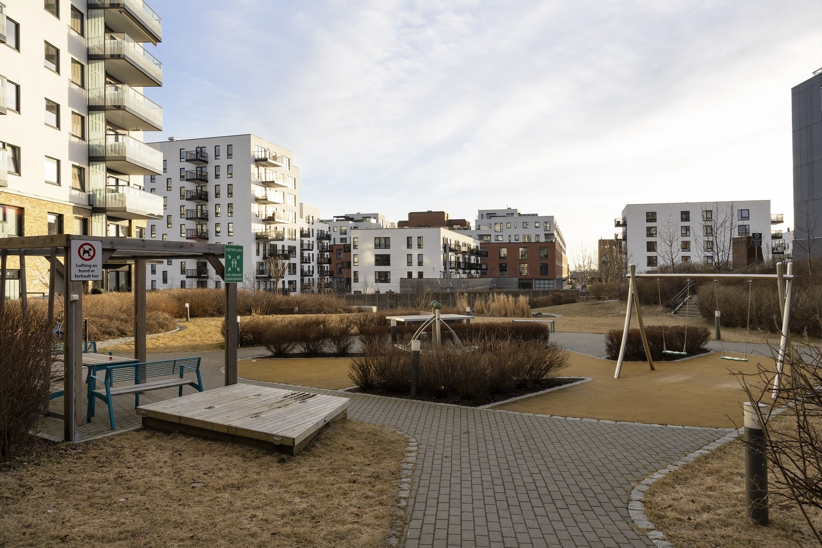 Sameiet har en flott, felles bakgård med stensatte gangveier, plenarealer og sittegrupper som er til stor glede for beboerne. Galleribilde